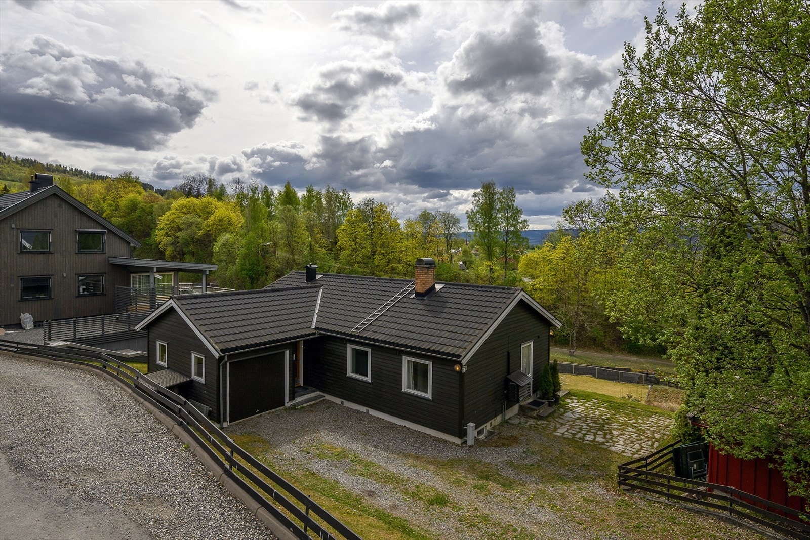 Boligen er på en flate med innredet underetasje og integrert garasje. Galleribilde