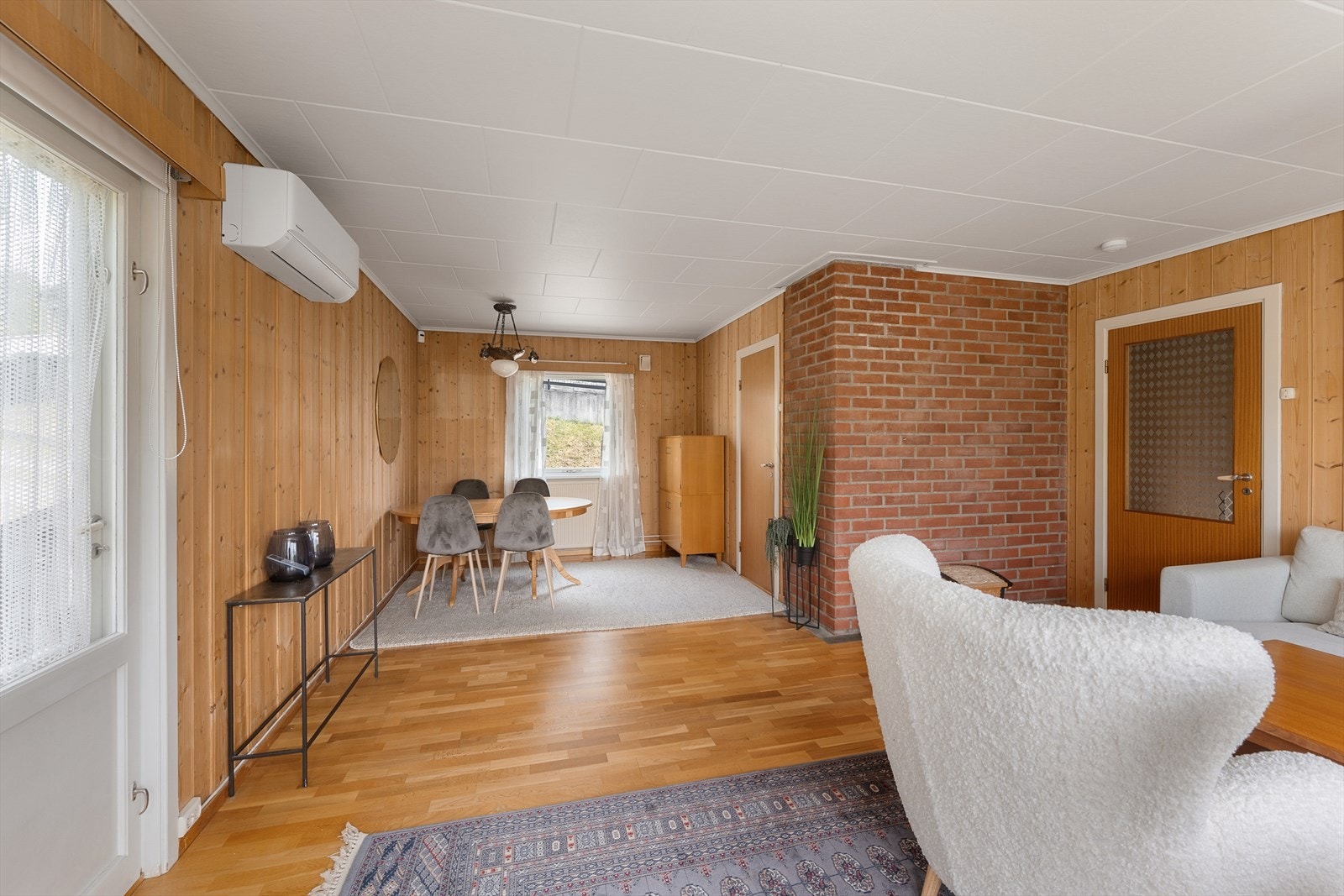 Stuen har god plass til både sofagruppe og spisebord. Galleribilde