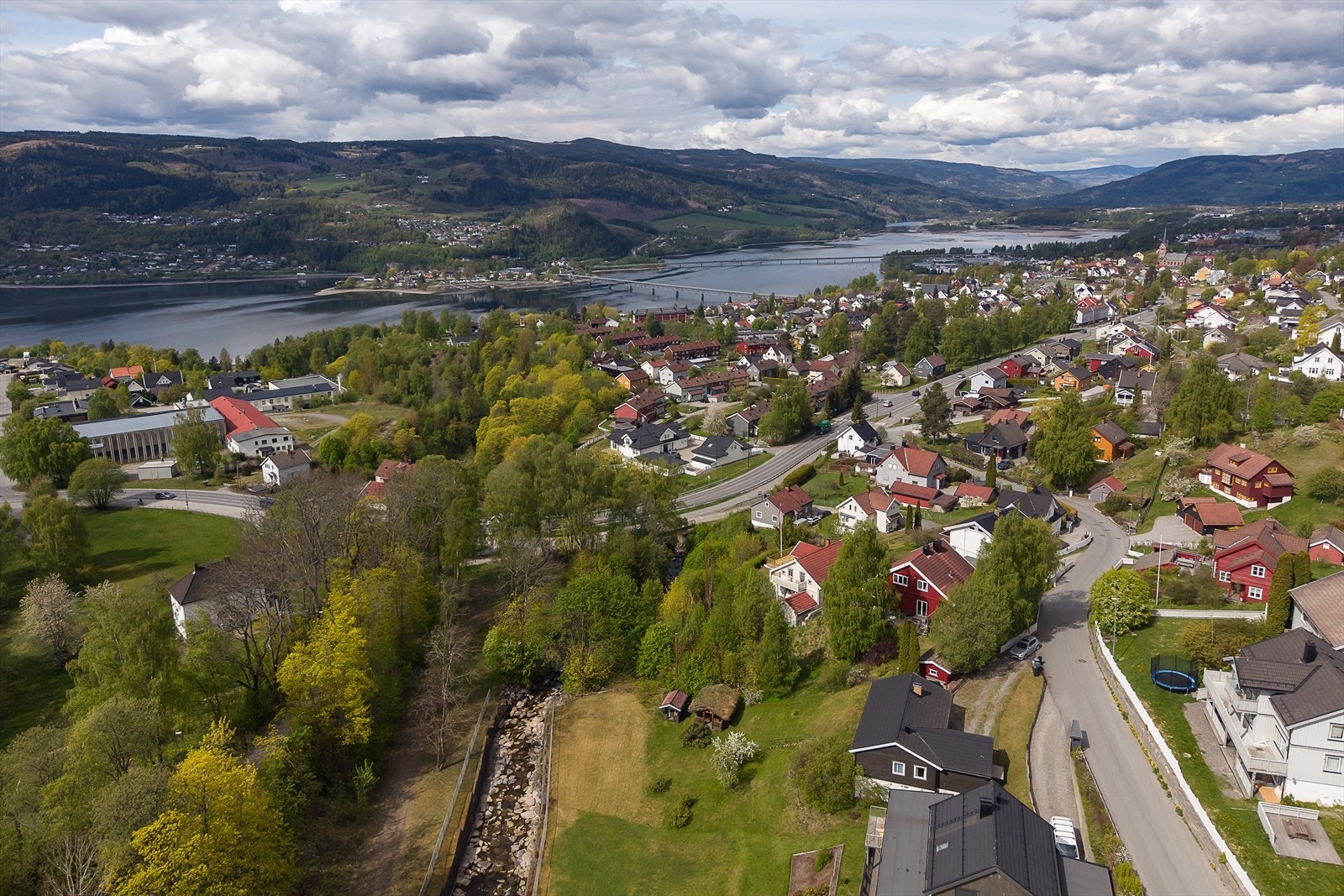 Kun en kort kjøretur til Lillehammer sentrum med et større utvalg av butikker og tjenester. Galleribilde