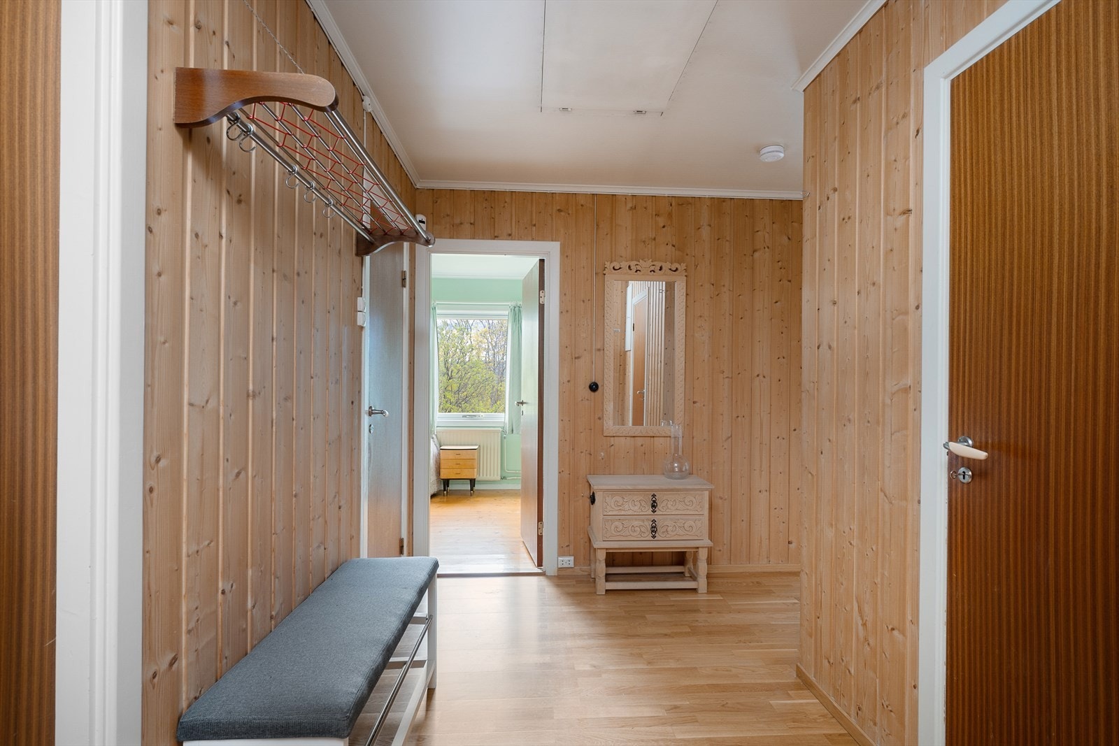Entré med plass for oppheng av yttertøy. Galleribilde