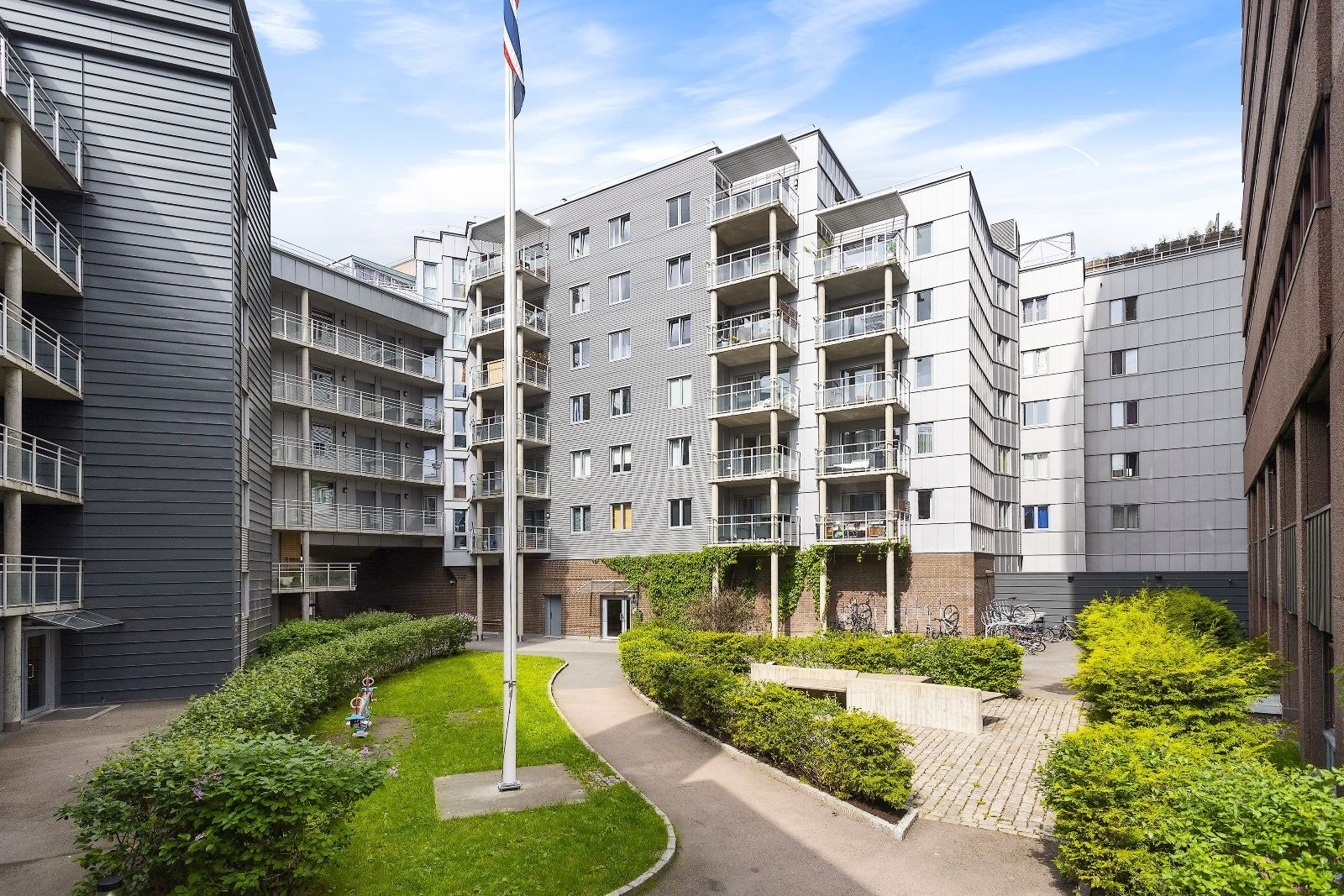 Bakgård Galleribilde