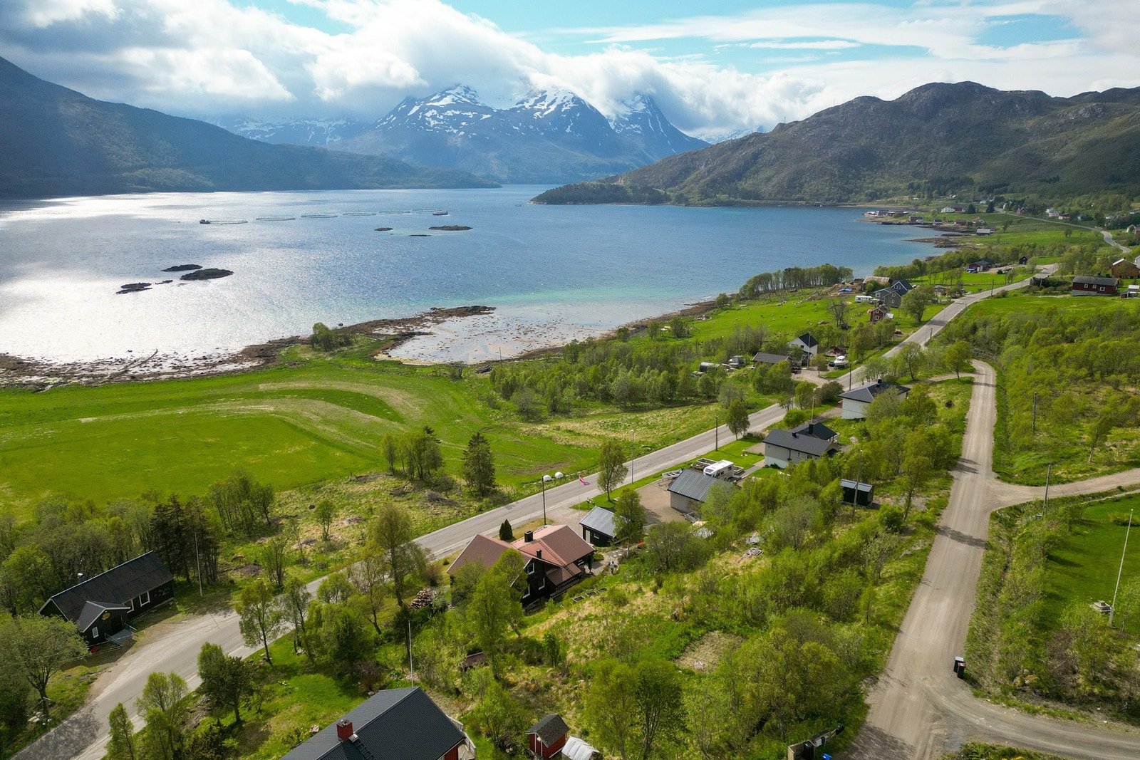 Her bor du med nærhet til flotte turområder - både til havs og i marka Galleribilde