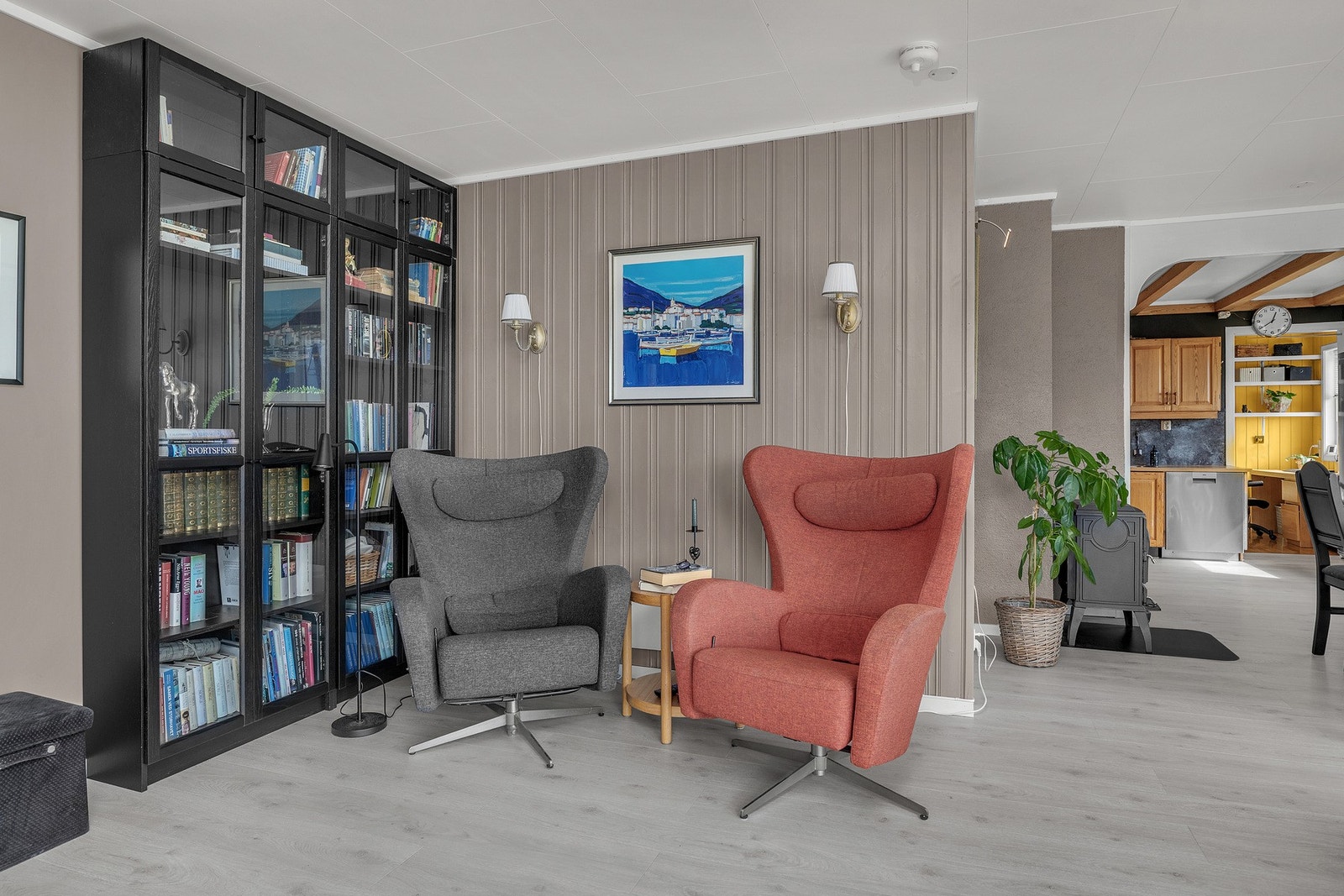 Stuen har god størrelse og du kan innrede enkelt etter eget ønske Galleribilde