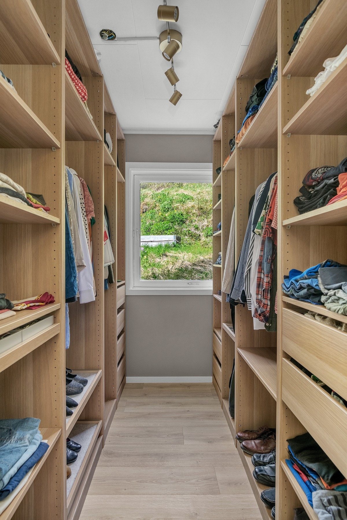 Tidligere soverom omgjort til walk-in closet Galleribilde