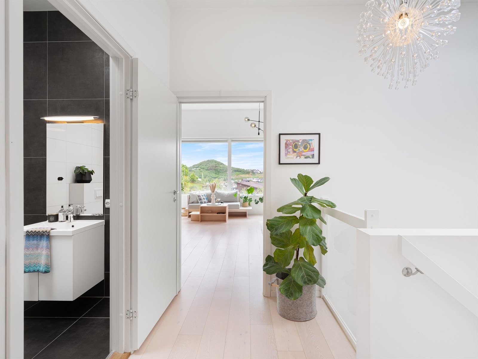 Gang med adkomst videre inn mot stuen. Galleribilde