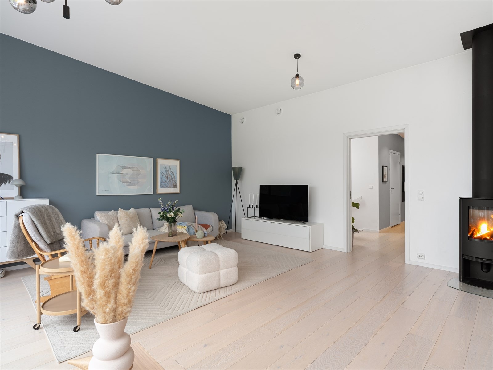 Vedovnen med isolert stålpipe er en effektiv varmekilde på kalde dager. Galleribilde
