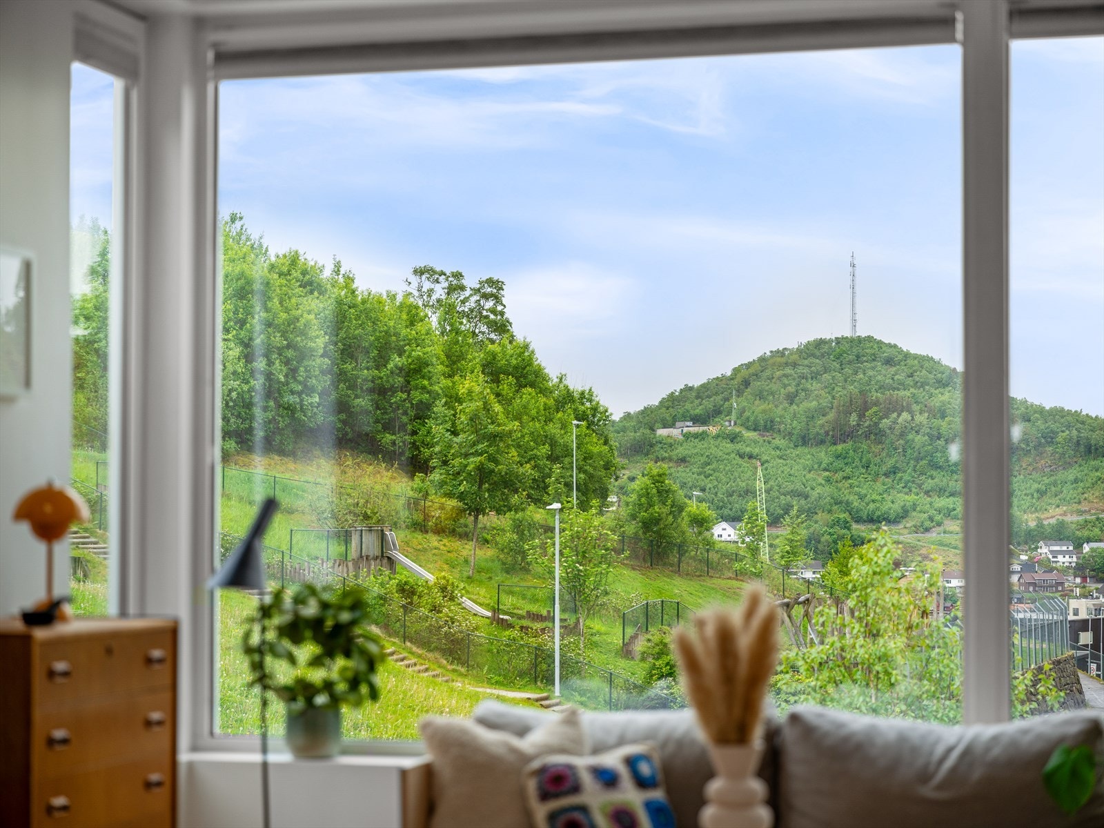 Utsikten mot friområdet kan nytes fra sofakroken. Galleribilde