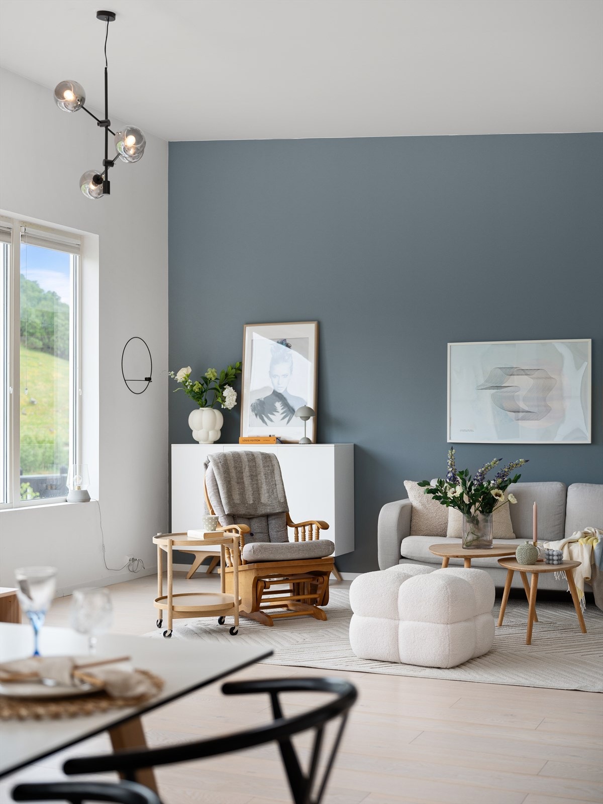 Rommet er lyst og luftig, med god takhøyde og moderne belysning. Galleribilde