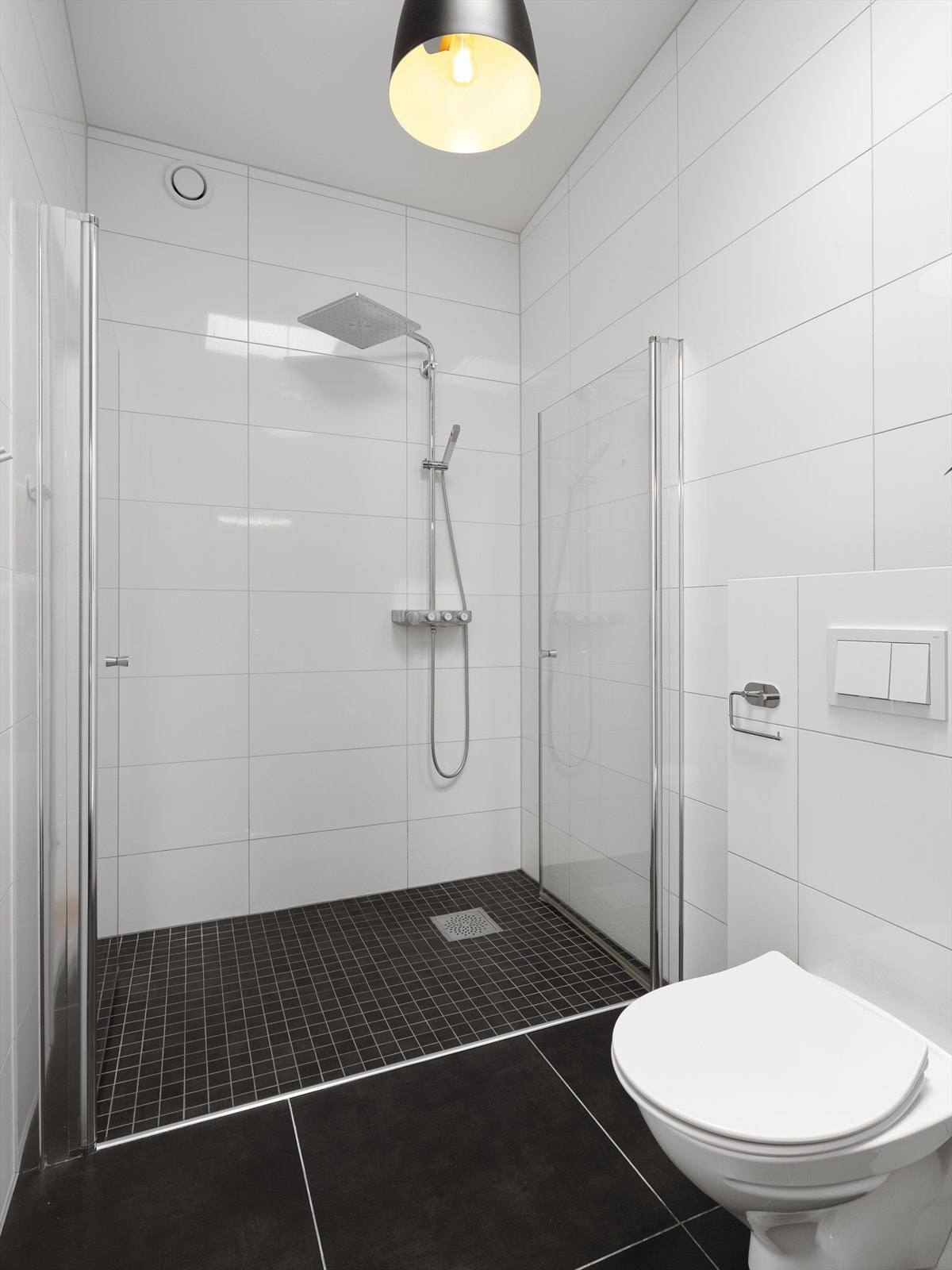 Dusjson med glassvegg. Takvindu gir herlig naturlig lys inn på badet. Ekstra takhøyde skaper god romfølelse. Galleribilde