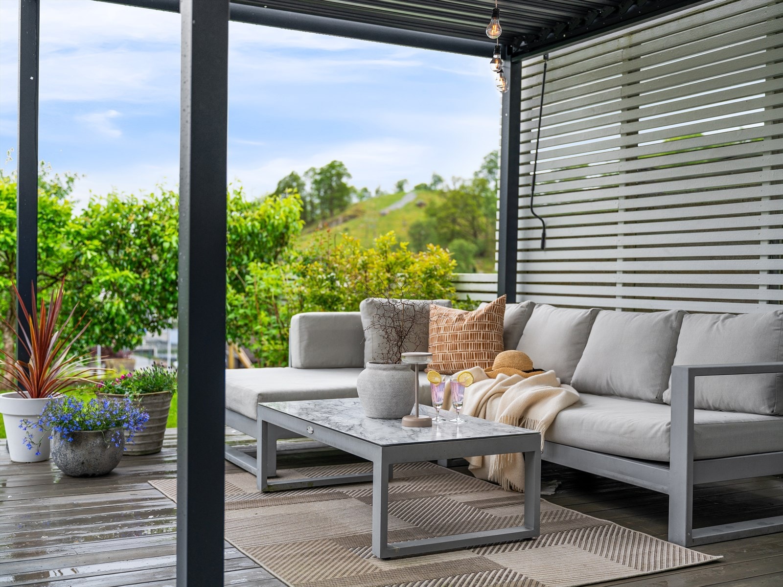 Pergola med mulighet for å nyte uteplassen også med regn i luften. Galleribilde