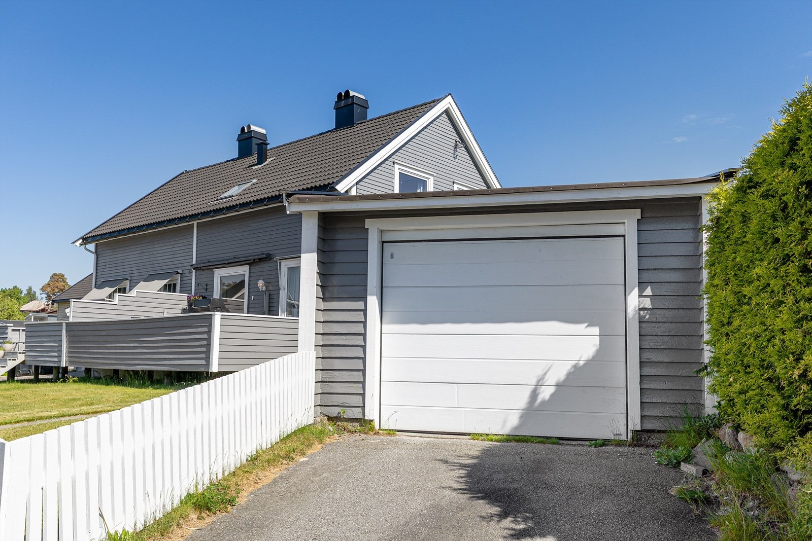 Eiendommen har en frittstående garasje på ca. 22 m² med leddport. Galleribilde