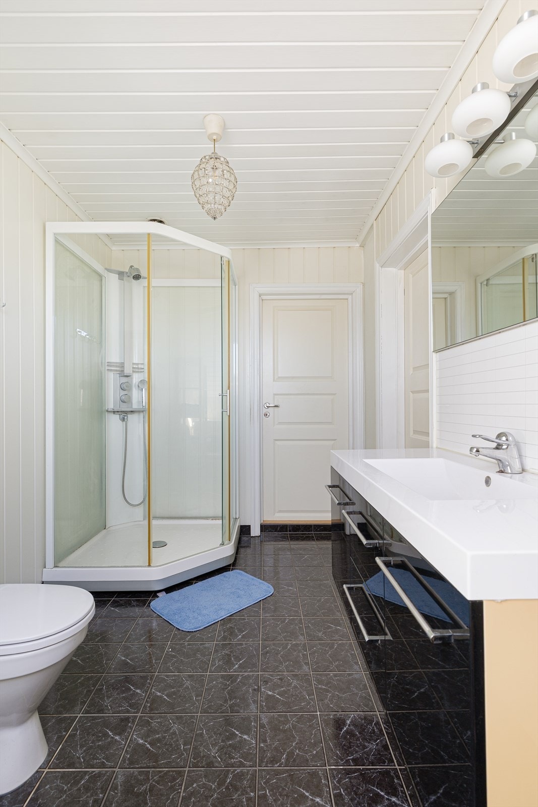 Badet har elektriske varmekabler som gir ekstra komfort året rundt. Galleribilde