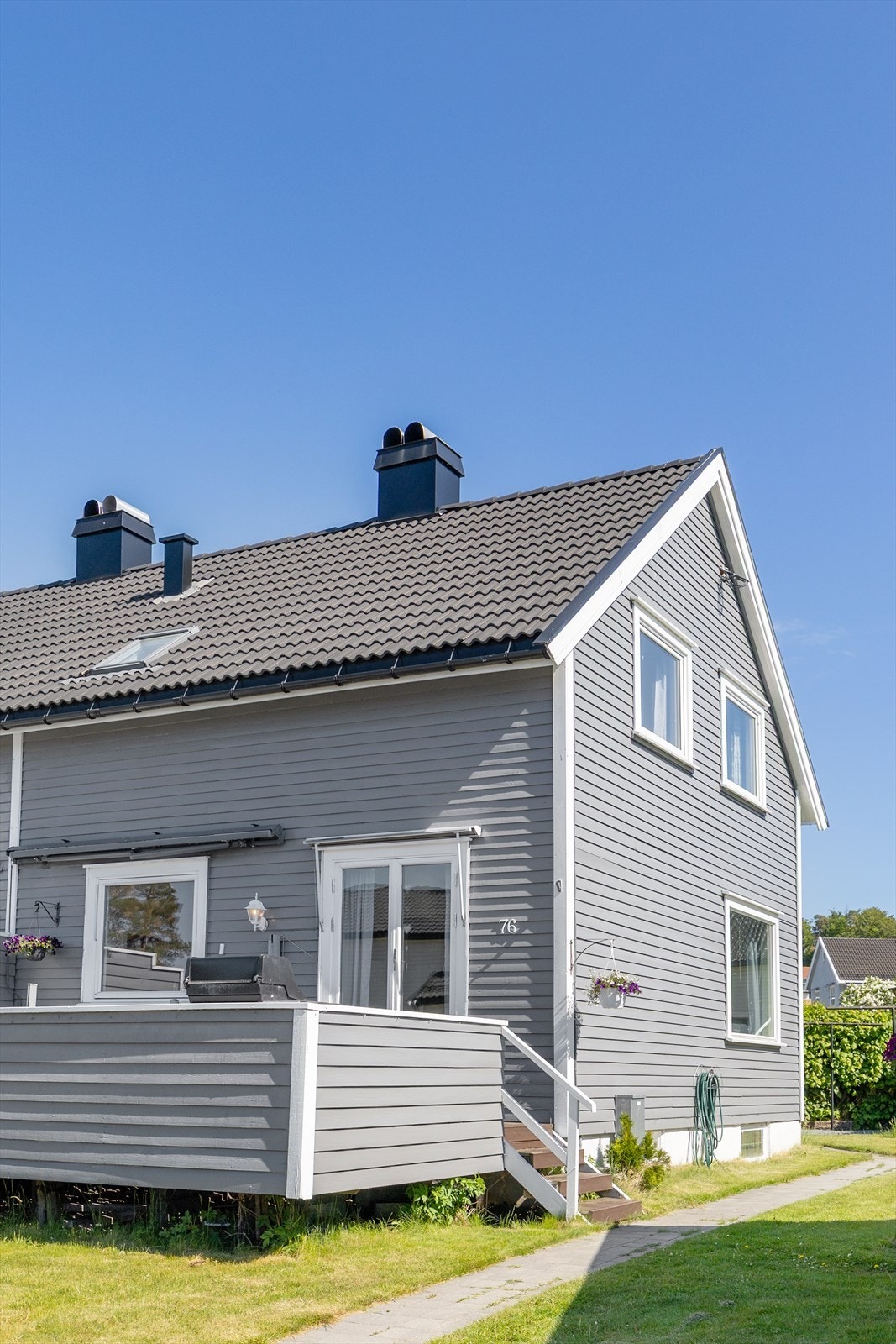 Taket er tekket med betongtakstein og ble omlagt i 2011. Galleribilde