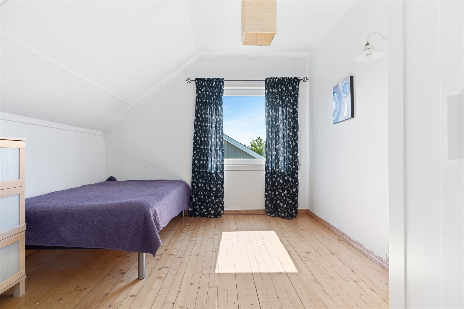 Begge soverommene fikk nye PVC-vinduer med 2-lags isolerglass i 2021. Galleribilde