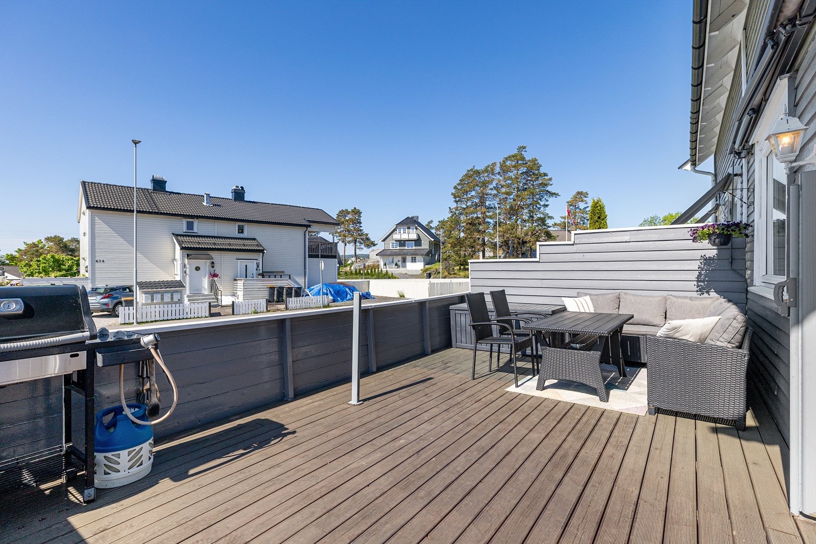 Fra stuen er det utgang til en romslig terrasse på ca. 23 m² med god plass til utemøbler og grill. Galleribilde