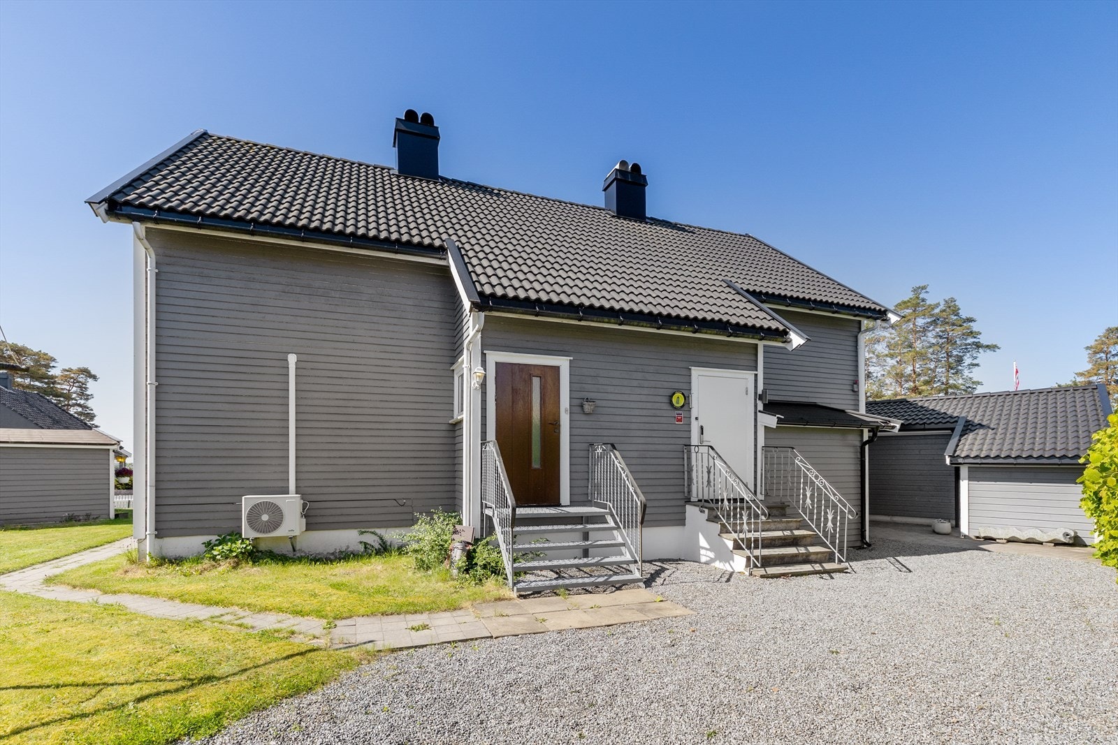 Boligen er betydelig oppgradert, med tak omlagt i 2011 og PVC-vinduer med 2-lags isolerglass fra 2021 i
2. etasje. Galleribilde