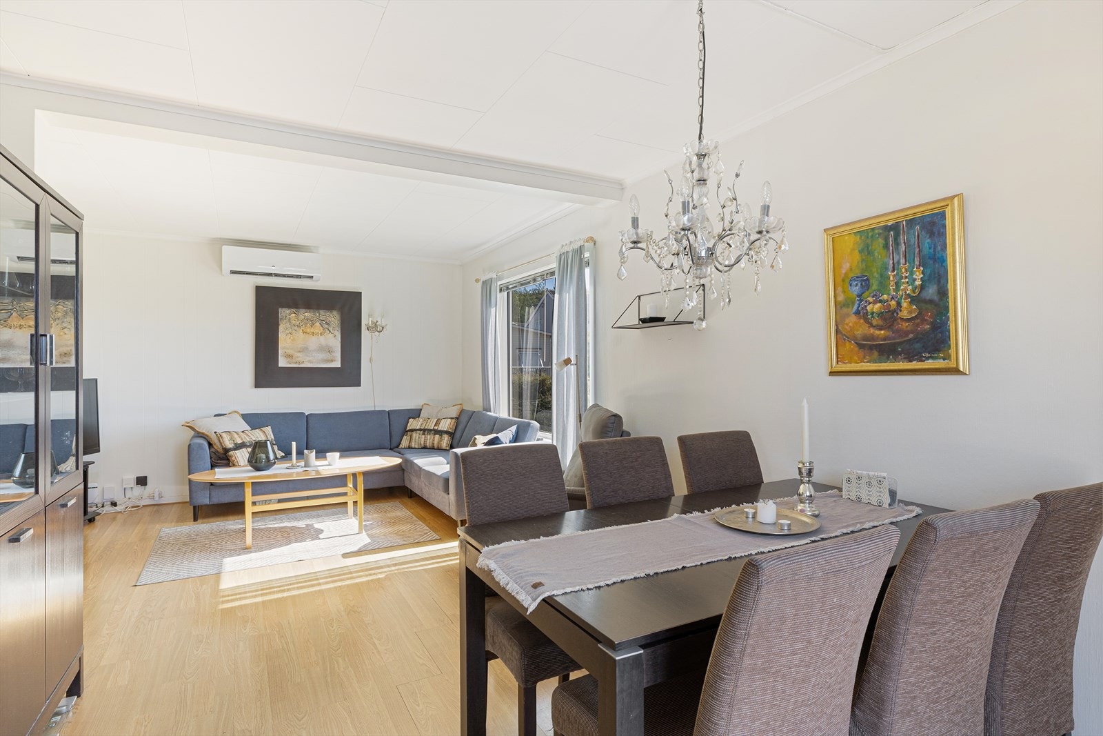 Stuen har god plass til både en romslig sofagruppe og en egen spisedel. Galleribilde