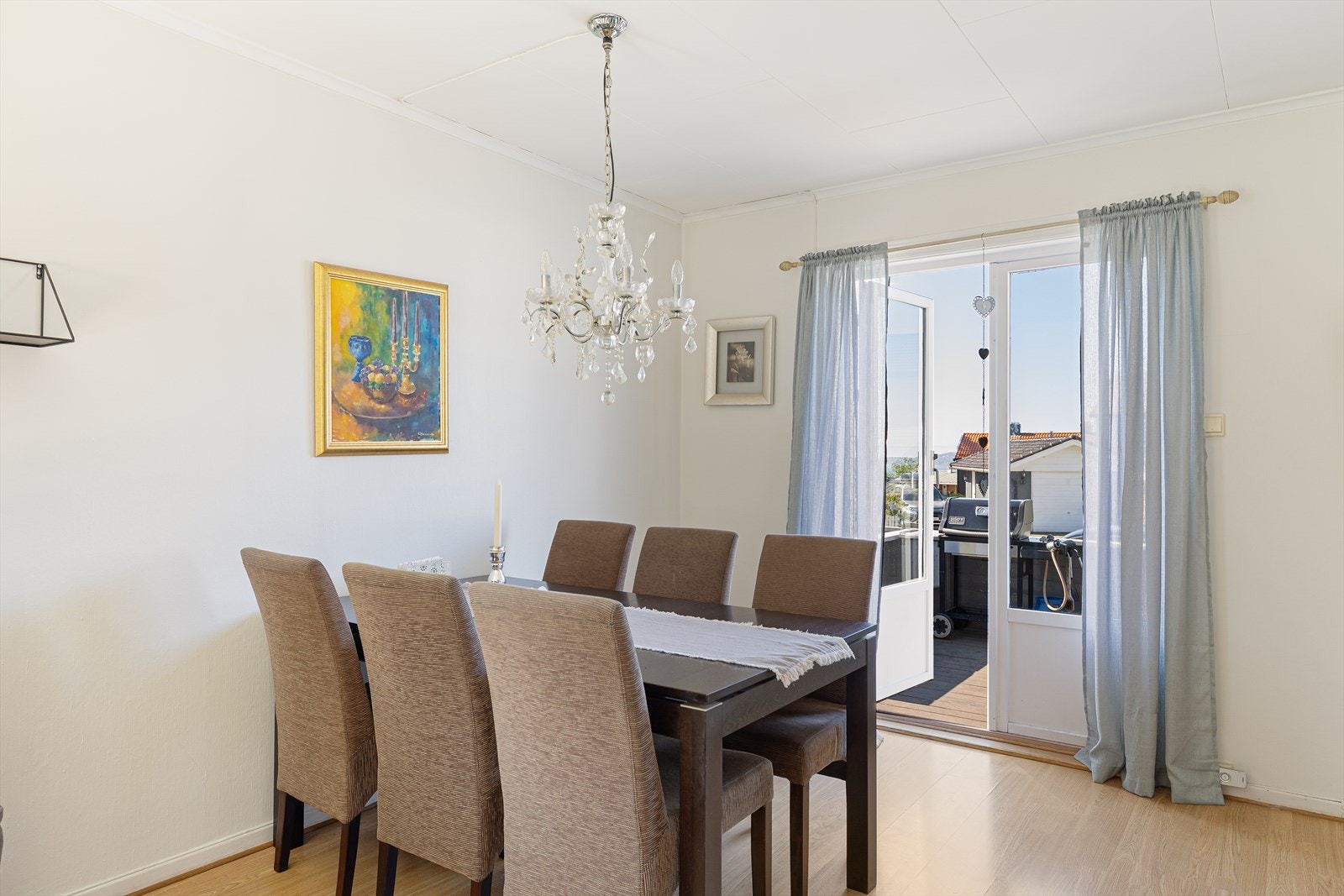 Fra spisestuen er det direkte utgang til terrassen via en malt balkongdør i tre. Galleribilde