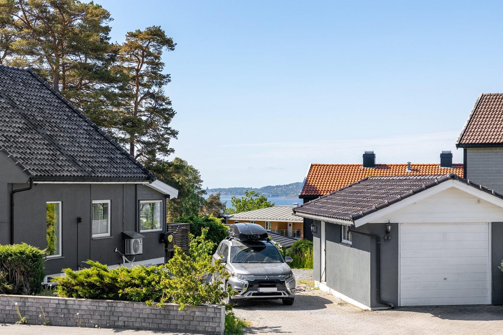 Fra eiendommen er det utsikt mot nærområdet og glimt av sjøen. Galleribilde