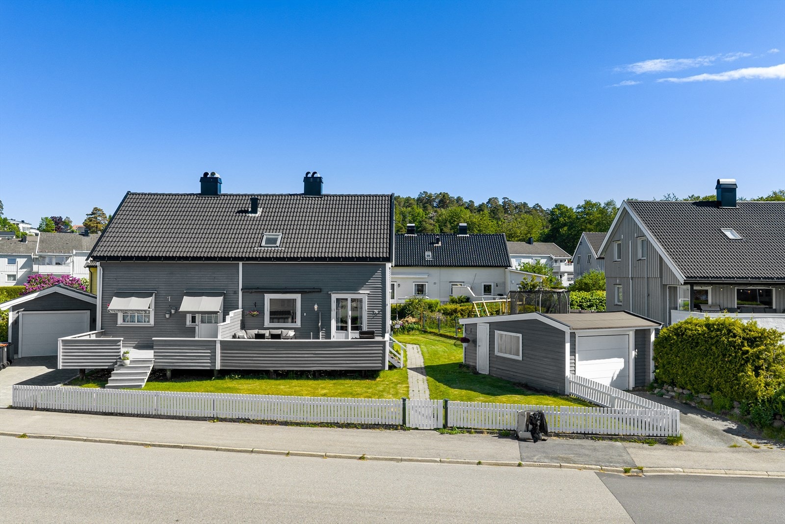 Eiendommen ligger i et veletablert og barnevennlig boligområde. Galleribilde