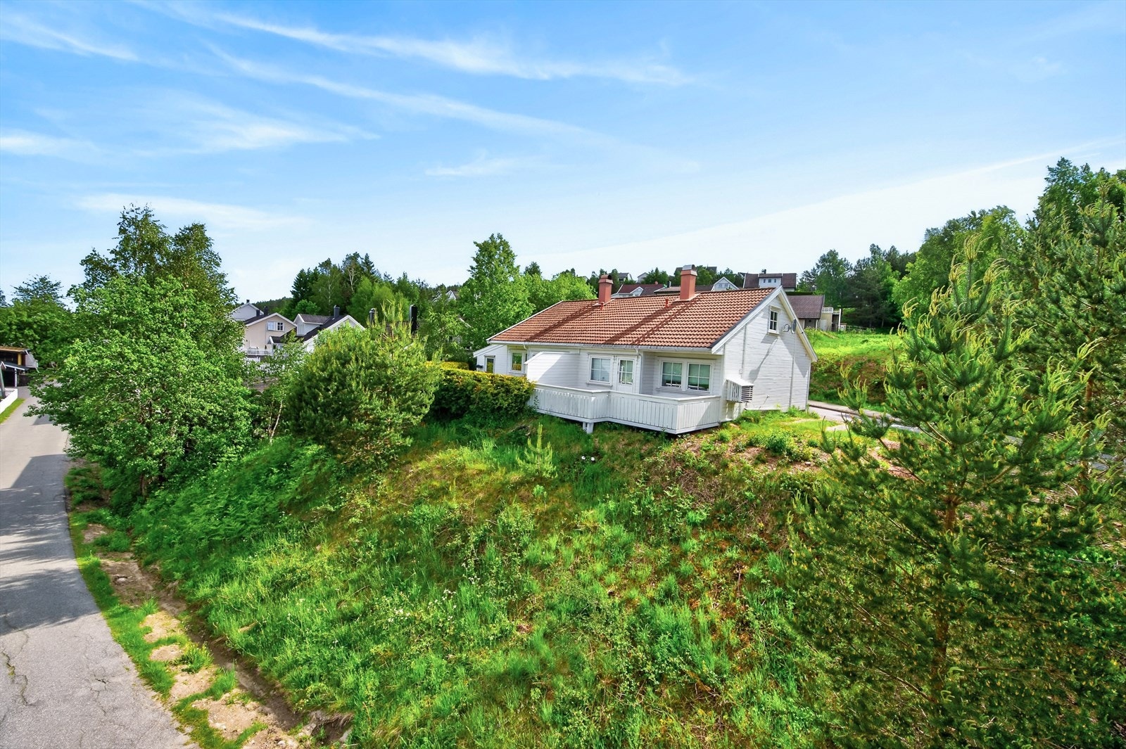 Landlig og fredelig med kun ca. 15 minutters kjøring til Arendal og Grimstad sentrum. Galleribilde