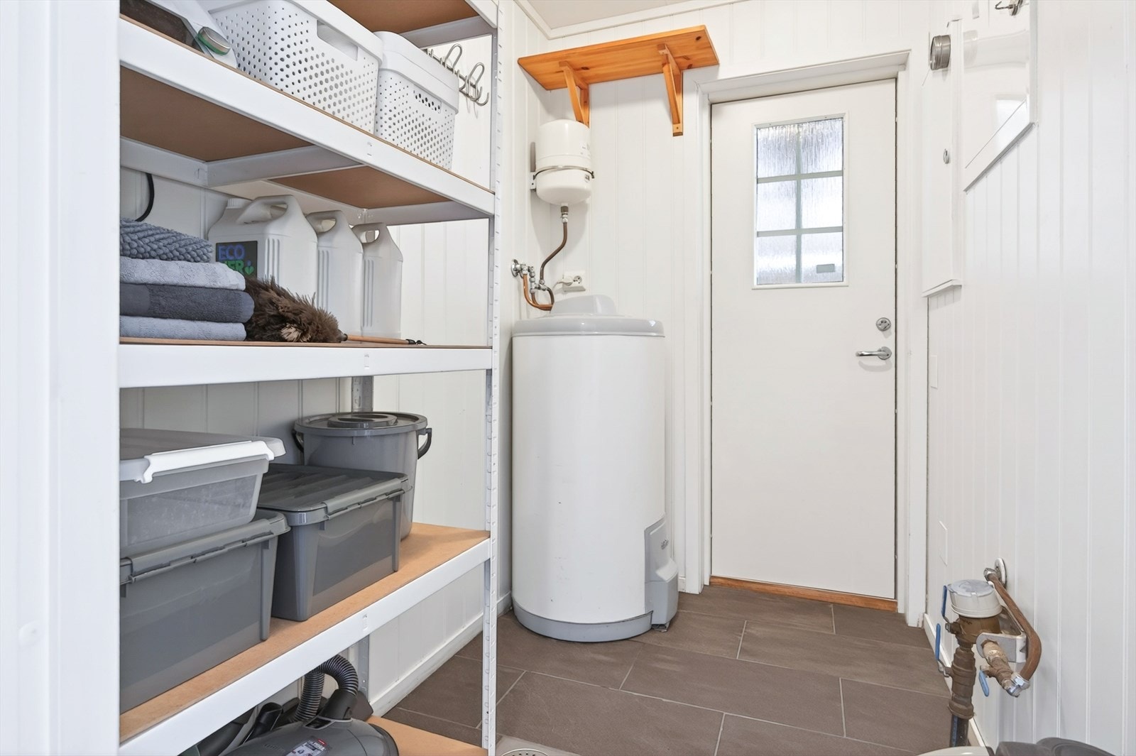 Bod med god lagringsplass. Her er også varmtvannstanken på ca. 200 liter plassert. Galleribilde
