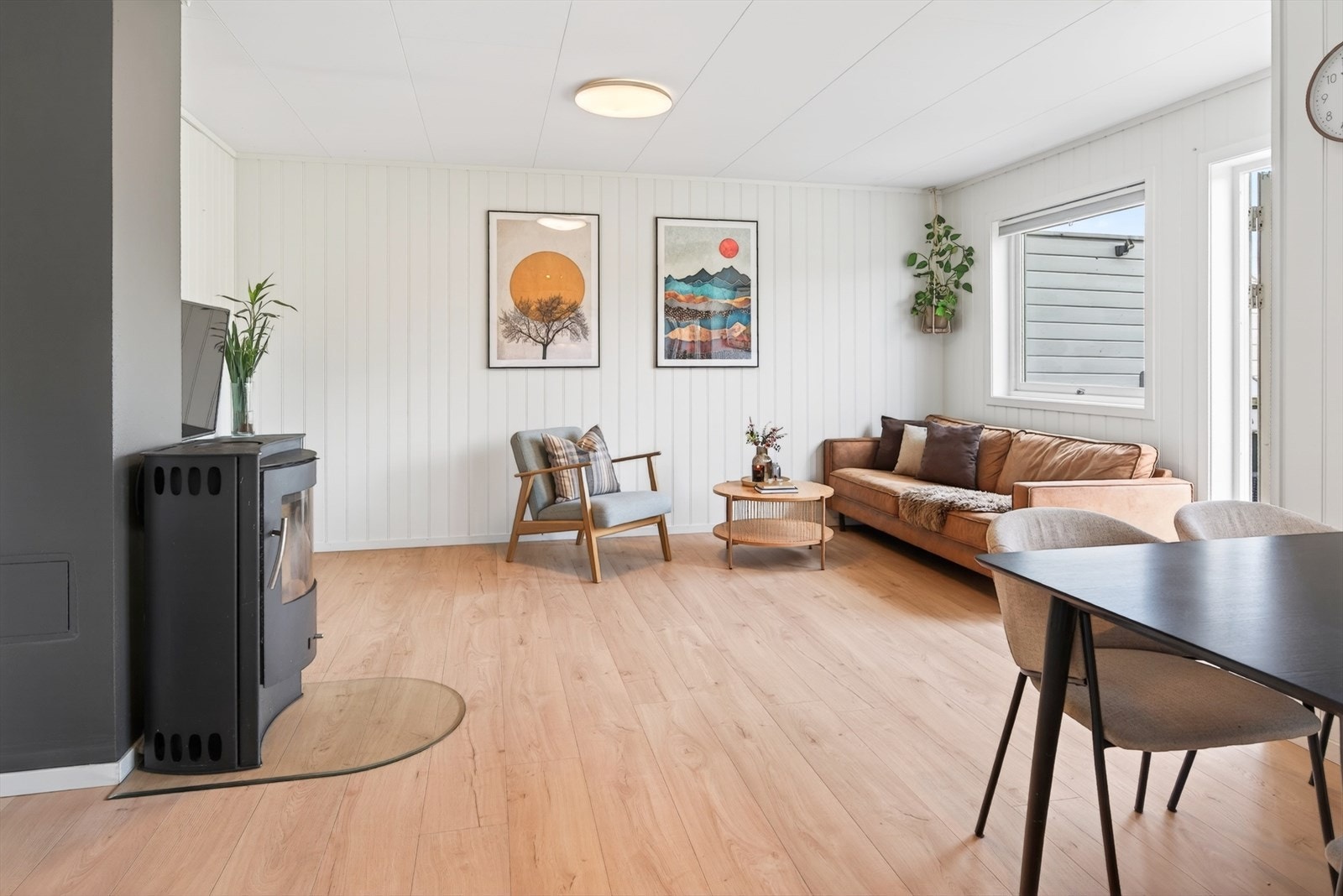 En vedovn tilknyttet elementpipe gir ekstra varme og hygge i stuen. Galleribilde