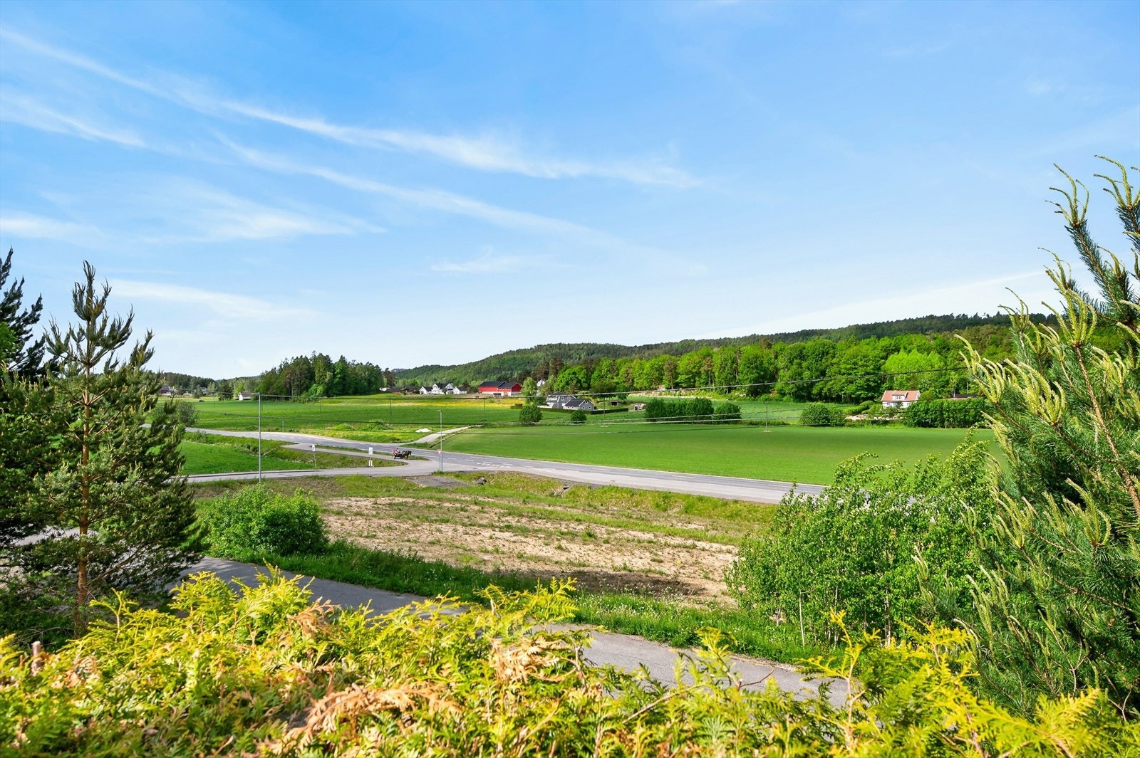 Boligen ligger i et sjarmerende og landlig område med utsikt over åpne jorder. Galleribilde