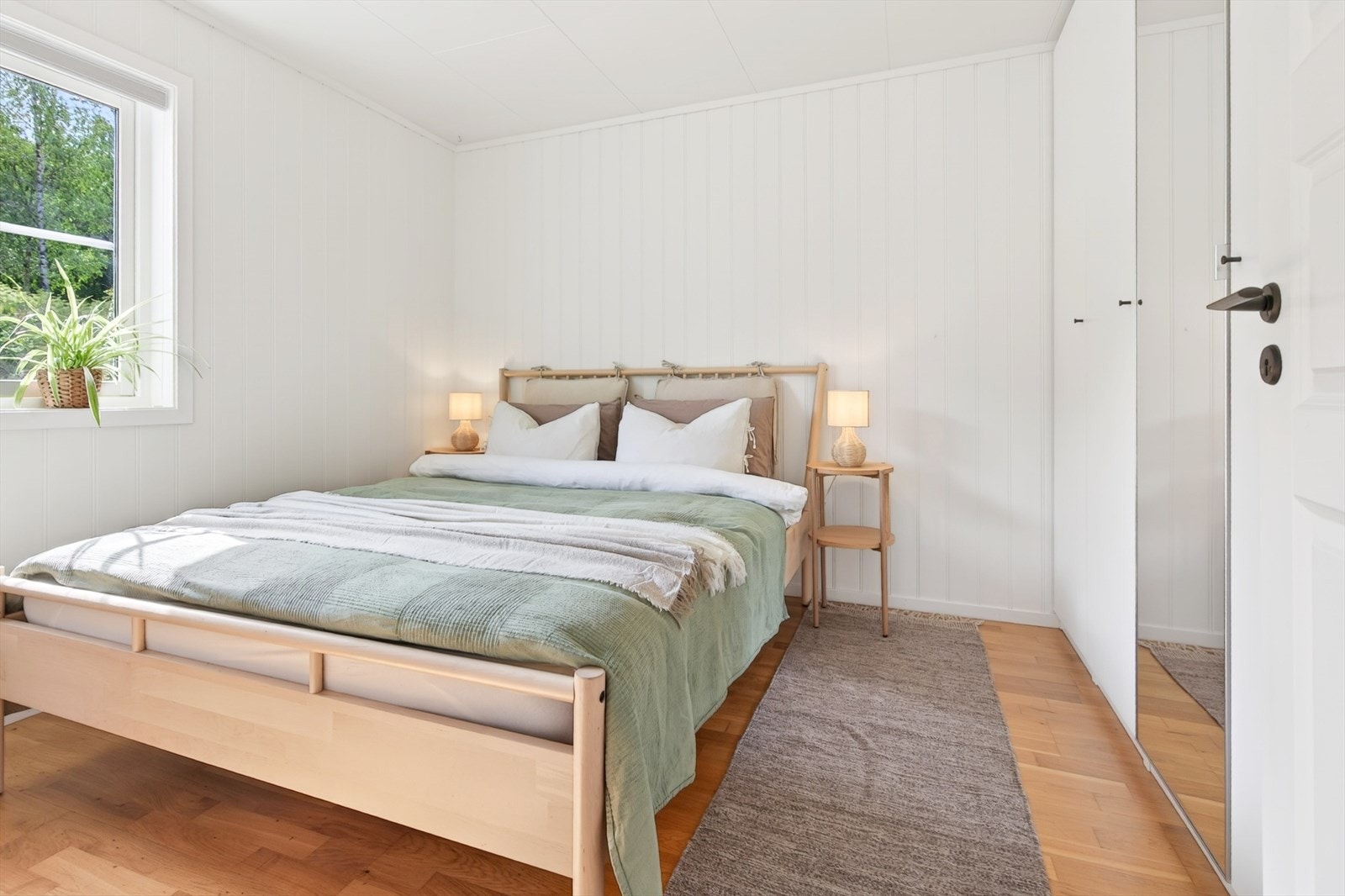 Hovedsoverommet har god plass til dobbeltseng og garderobeløsning. Galleribilde