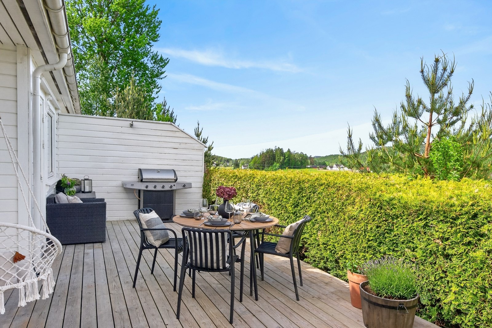 Terrassen er utført i behandlet tre og har god plass til både sittegruppe og grill. Galleribilde