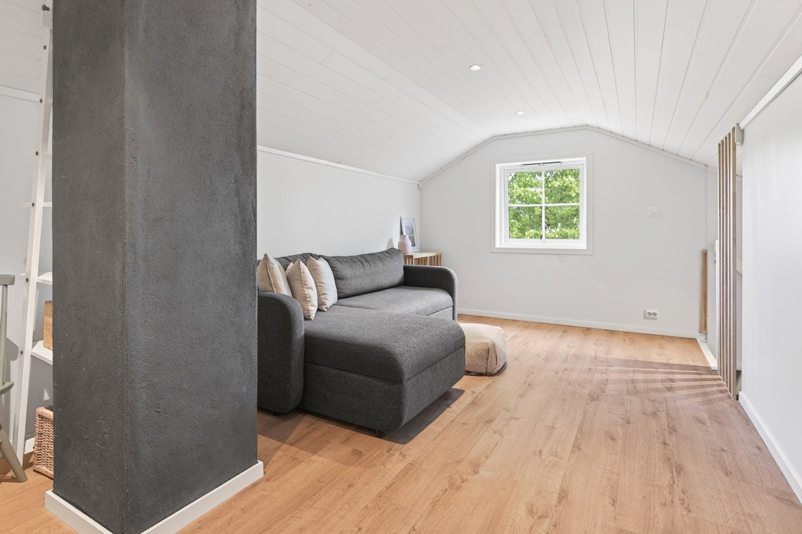 Loftstuen har laminatgulv og trepanel i himlingen. Galleribilde