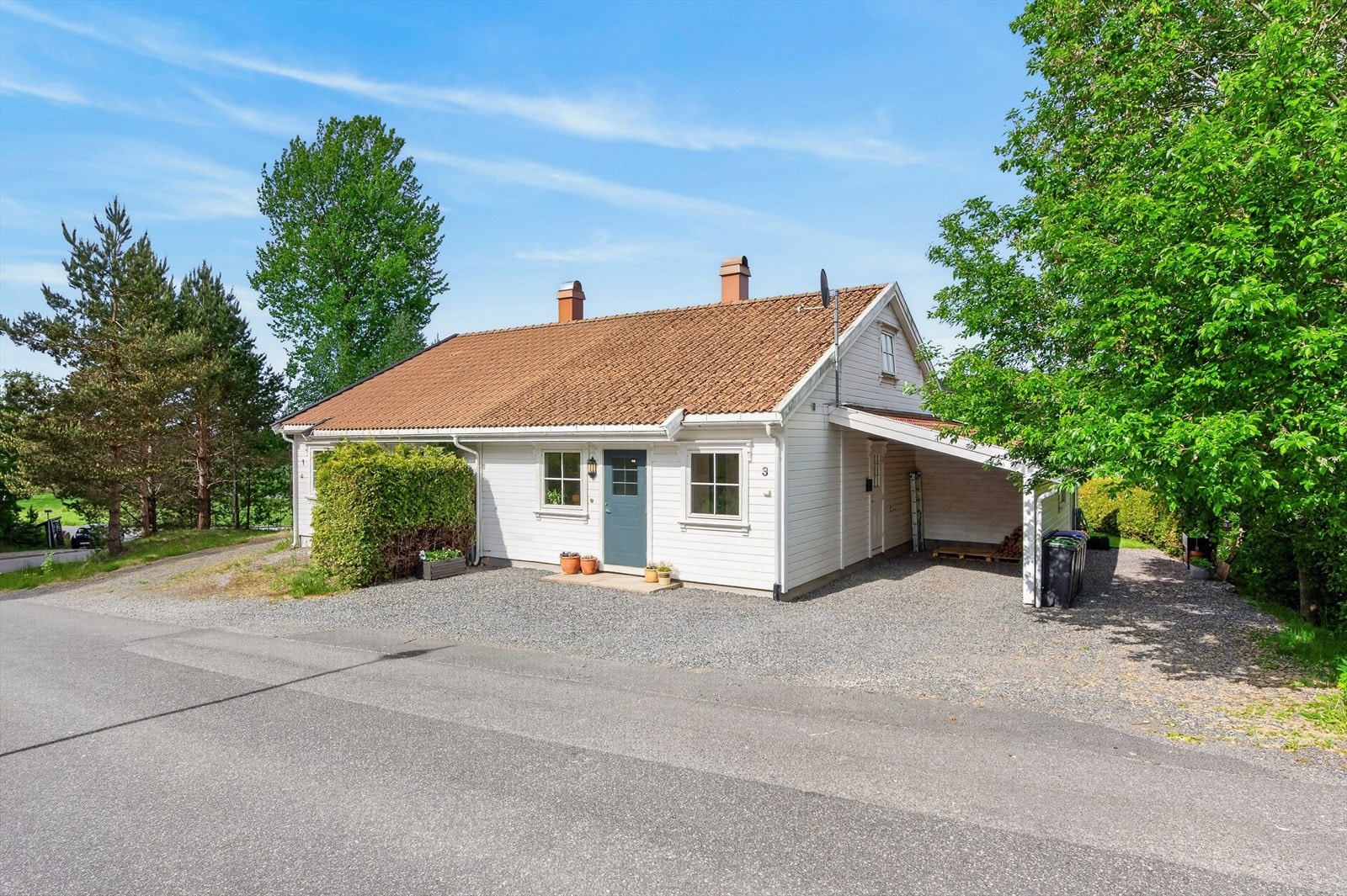 Vertikaldelt tomannsbolig oppført i 2008 med carport og utvendig bod. Galleribilde