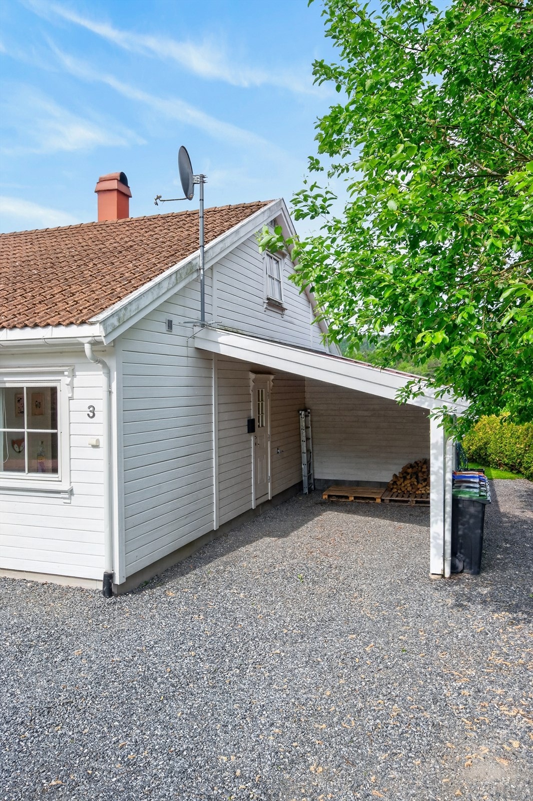 Praktisk carport med tilknytning til en utvendig bod på 6 m². Galleribilde