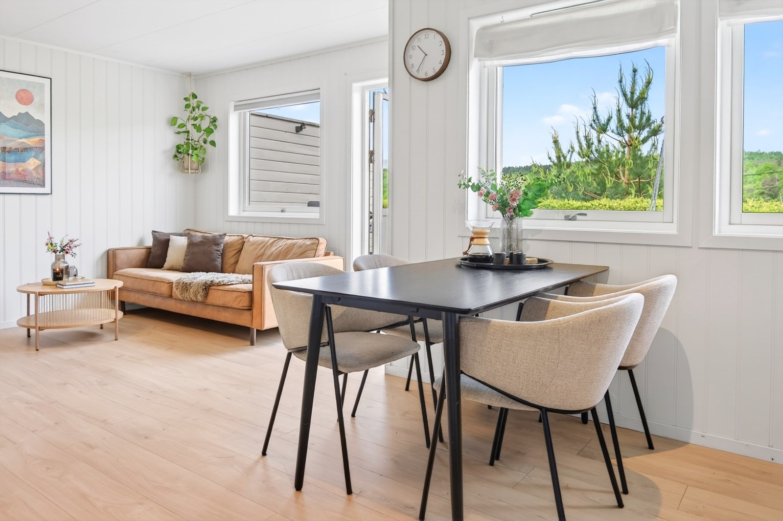 Spiseplassen er naturlig plassert ved vinduene med utsikt mot hagen. Galleribilde