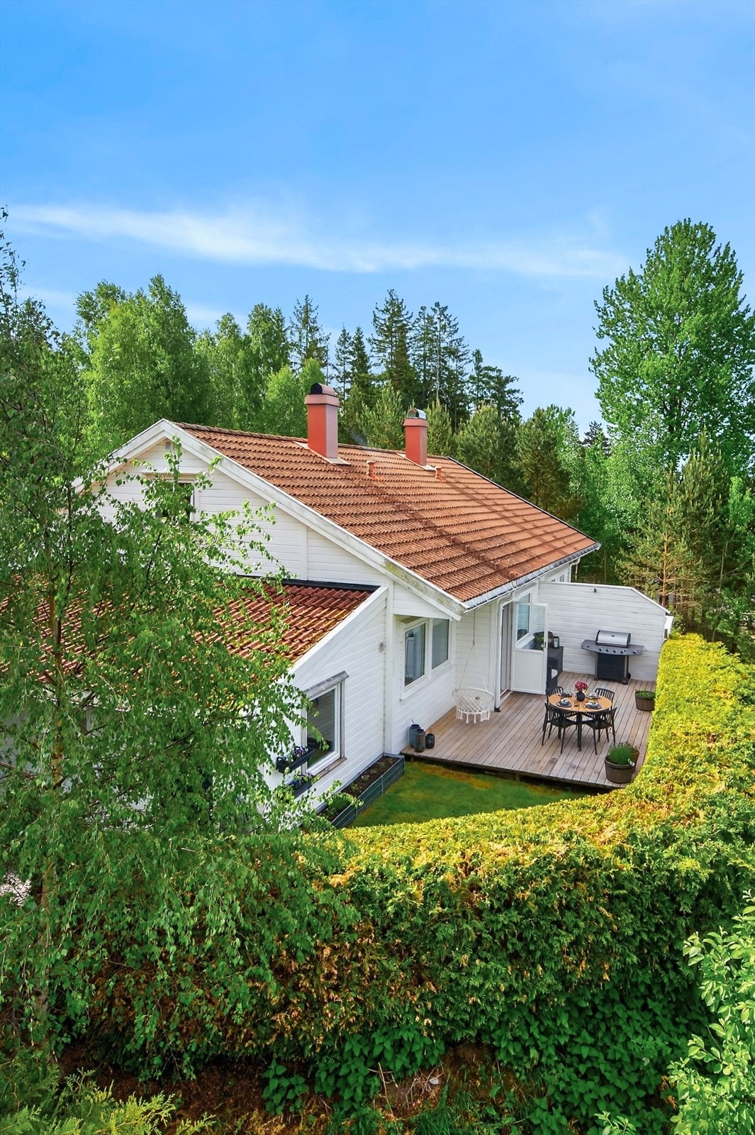 Fra stuen er det direkte utgang til en terrasse på 22 m² og en skjermet hage. Galleribilde