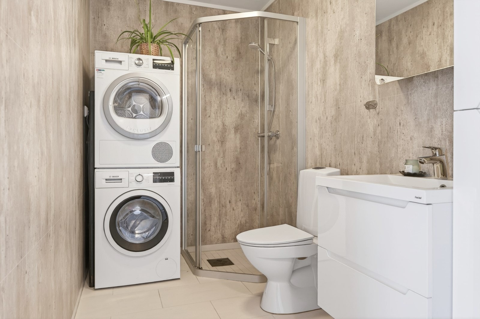 Badet ble oppgradert i 2019 med baderomsplater, flislagt gulv med elektriske varmekabler og opplegg for vaskemaskin. Galleribilde