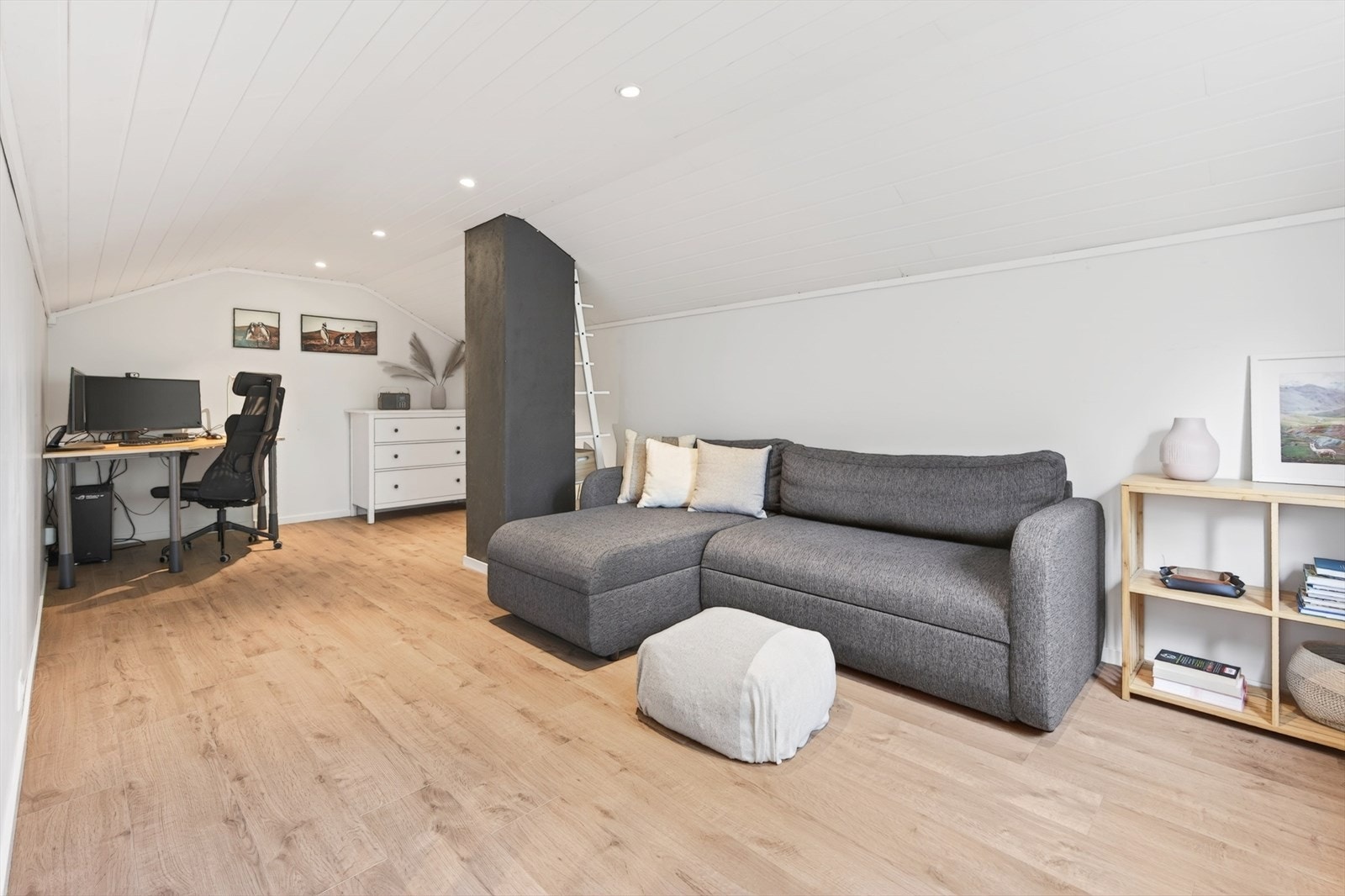 Loftet ble innredet til en loftstue i 2022, og gir et fleksibelt ekstrarom for kontor eller TV-stue. (Byggegodkjent som uinnredet loftsrom/bod) Galleribilde
