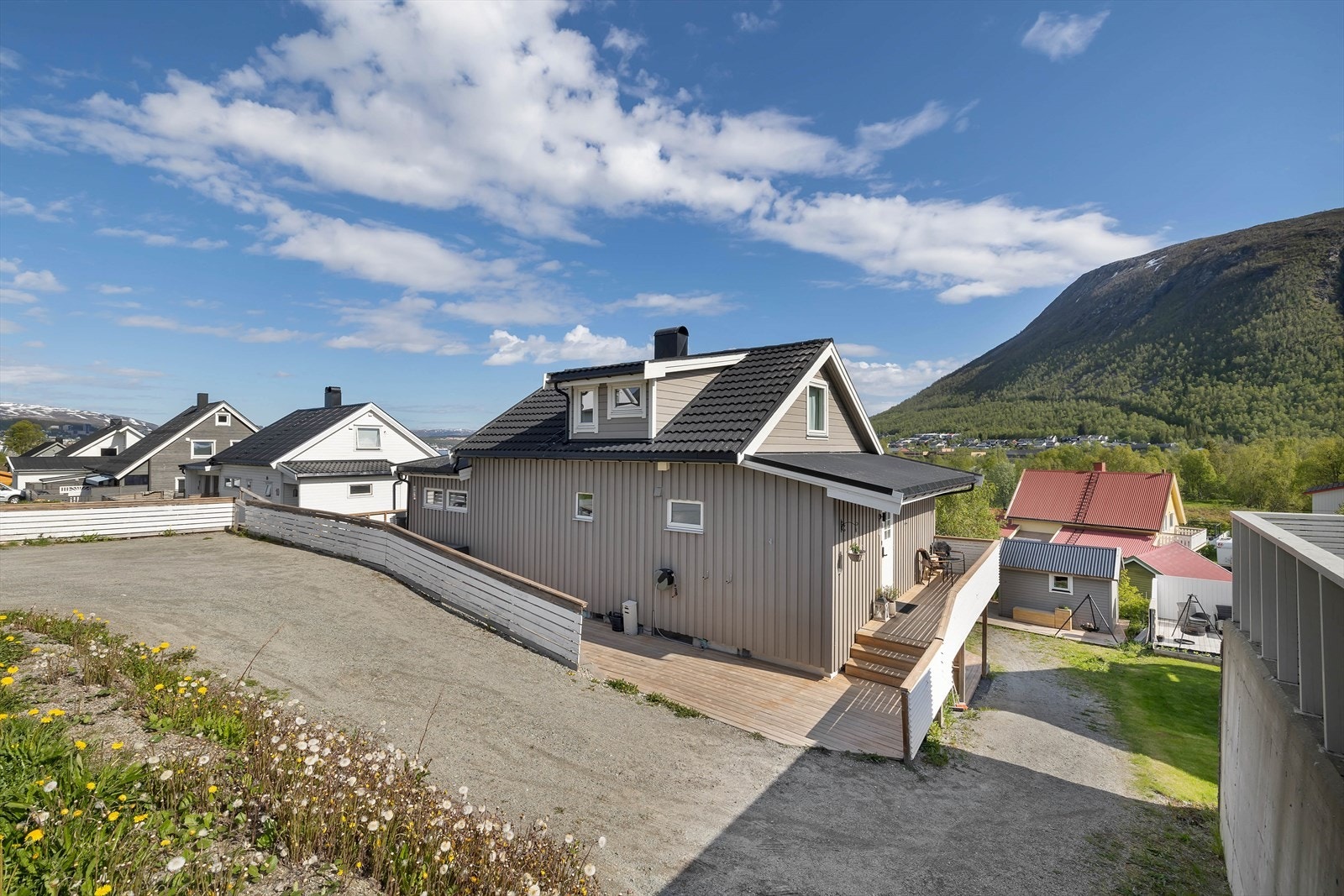 Parkering til flere biler på tomten Galleribilde