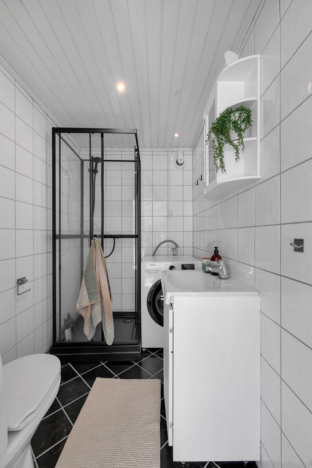 Stilrent bad med opplegg for vaskemaskin Galleribilde