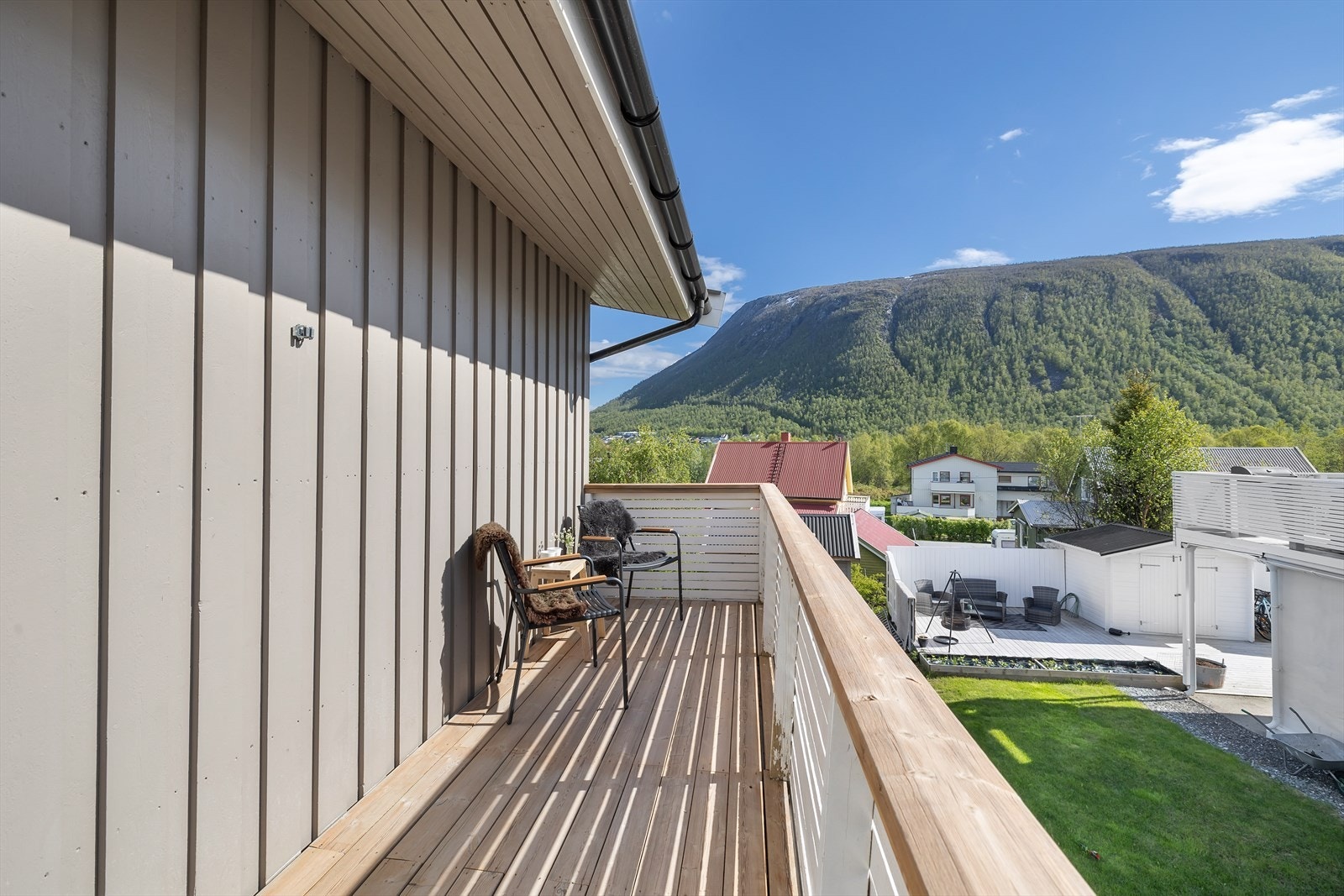 Verandaer rundt huset gjør at man kan nyte solgangen hele dagen Galleribilde