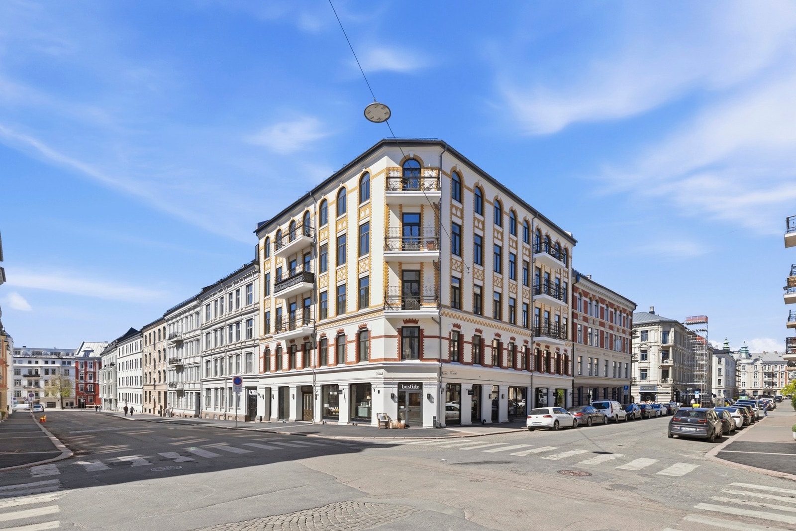 Leiligheten har flotte kvaliteter som store vindusflater, god takhøyde, samt en godt utnyttet planløsning. Galleribilde
