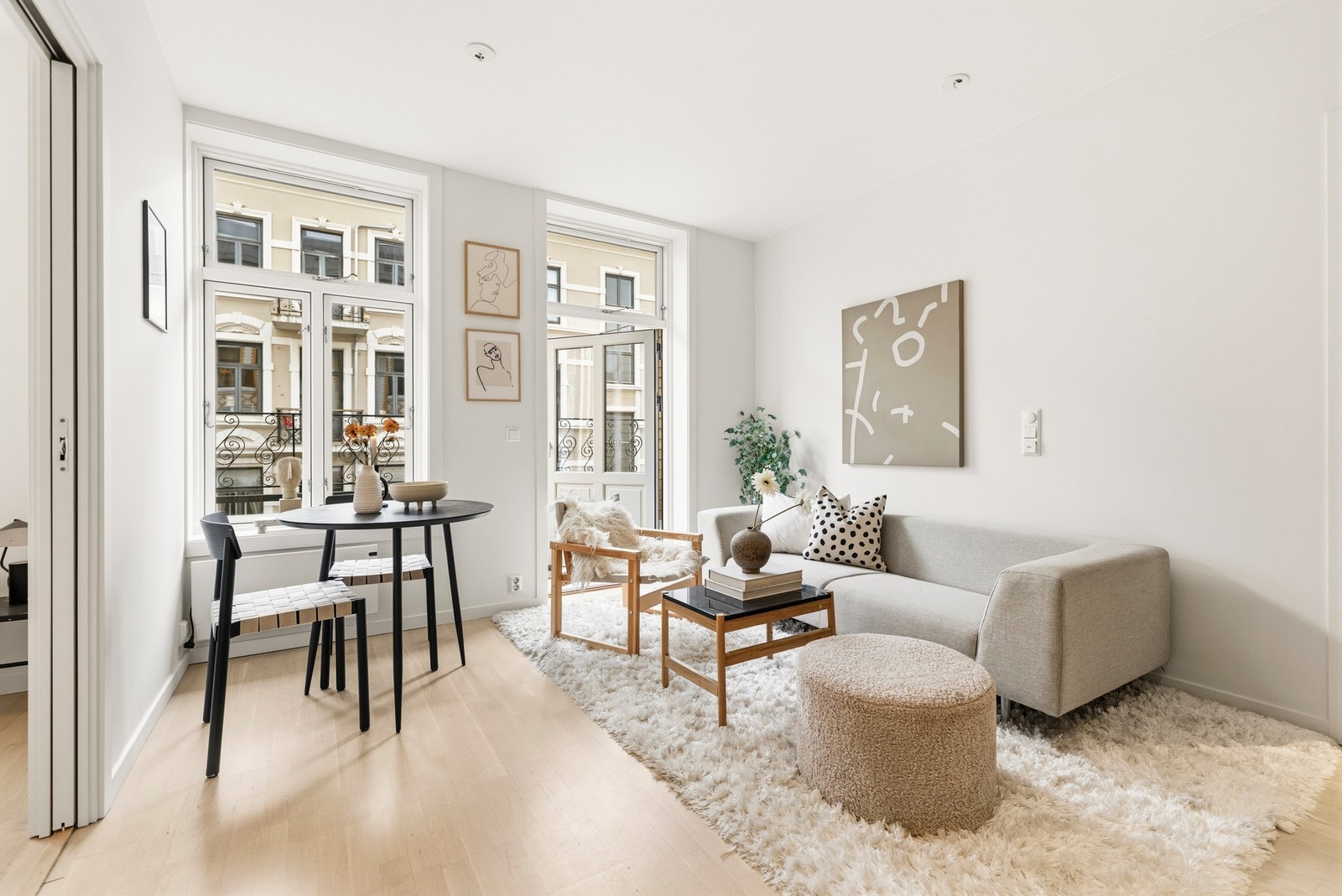 Det er gode møbleringsmuligheter i stuen, med plass til sofamøbler med tilhørende stuebord, spisebord, TV-løsning, eller annet ønskelig møblement. Galleribilde