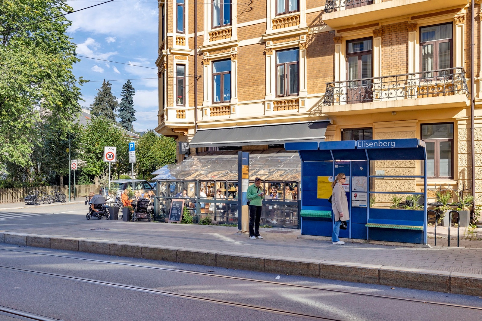 Frogner har svært gode kollektivmuligheter, med både trikk og buss innen kort gangavstand. Trikkelinjene 12 Galleribilde