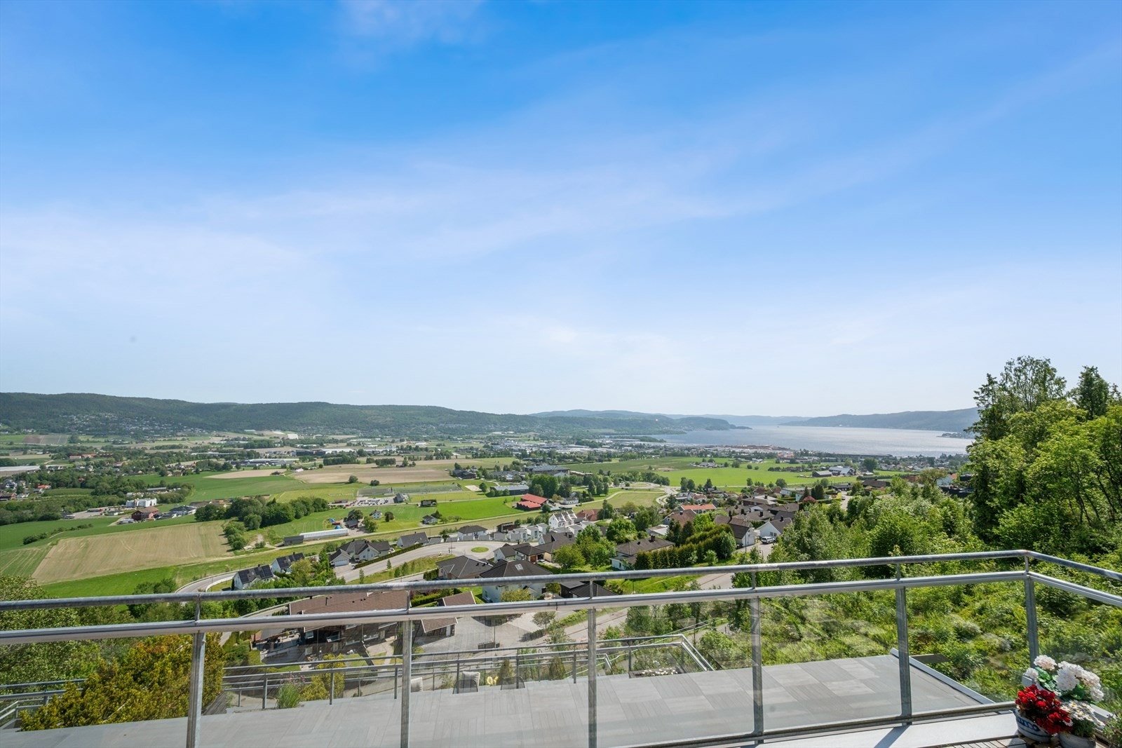 Leiligheten ligger høyt og fritt med fantastisk utsikt over Lier og Drammensfjorden. Galleribilde