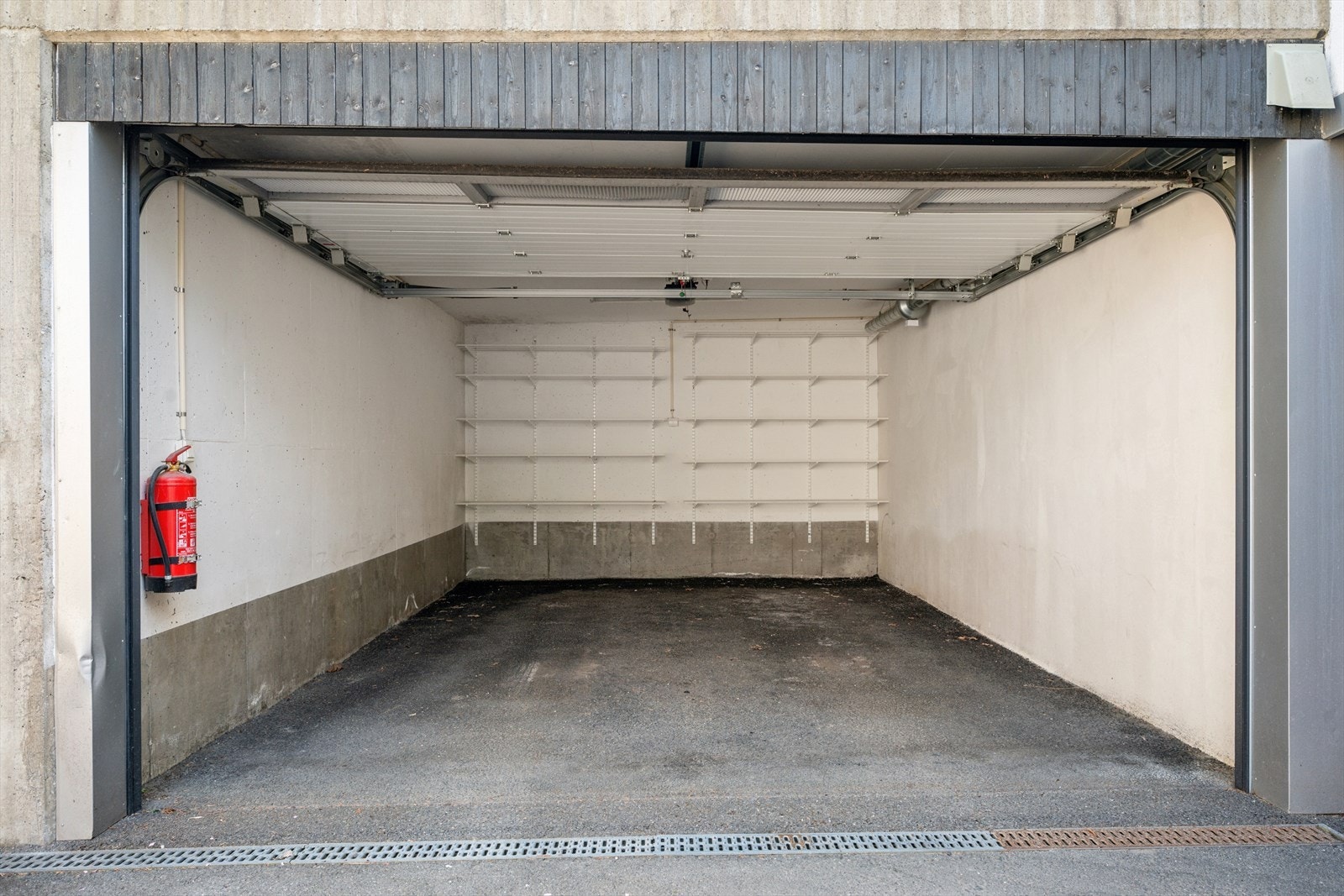 Det medfølger en garasje på 21 m² med elektrisk leddport. Galleribilde