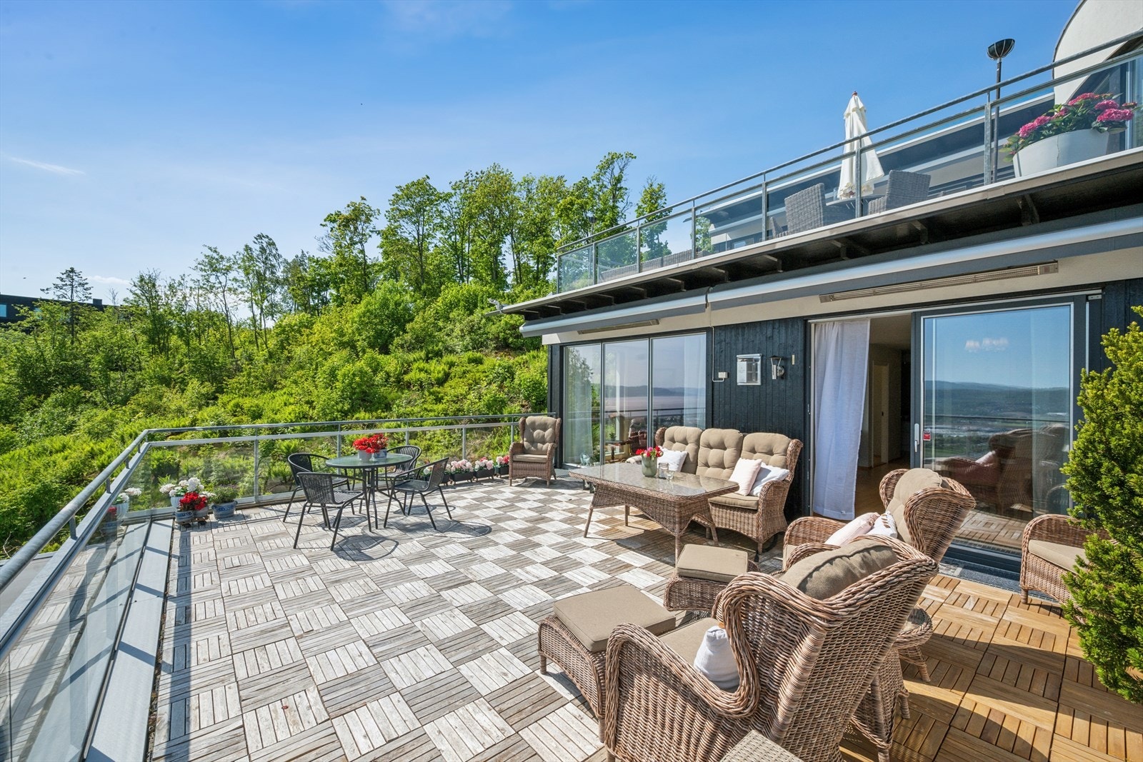 Fra stuen er det utgang til en herlig terrasse på hele 44 m². Galleribilde