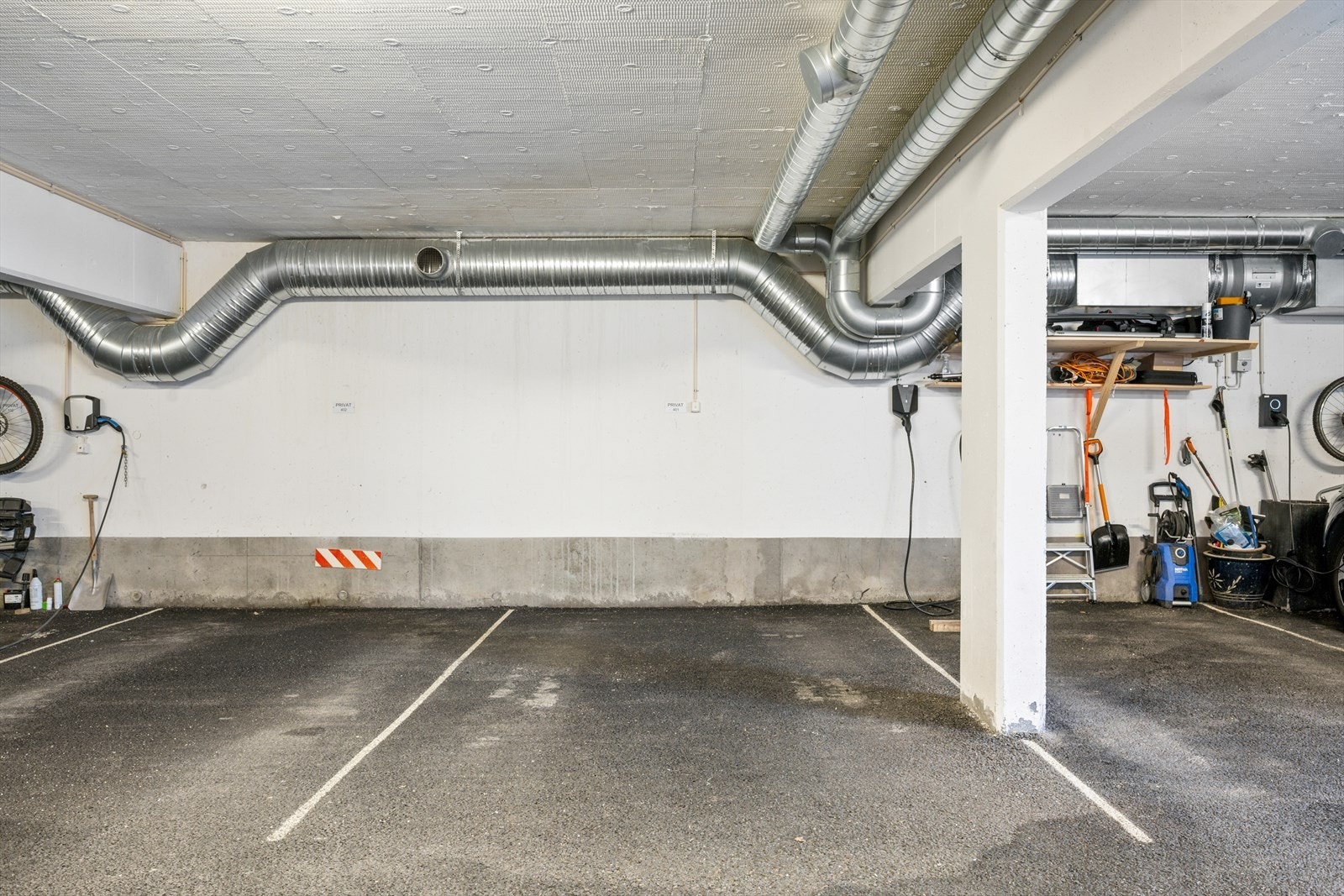 I tillegg til egen garasje medfølger én parkeringsplass i felles garasjeanlegg. Galleribilde