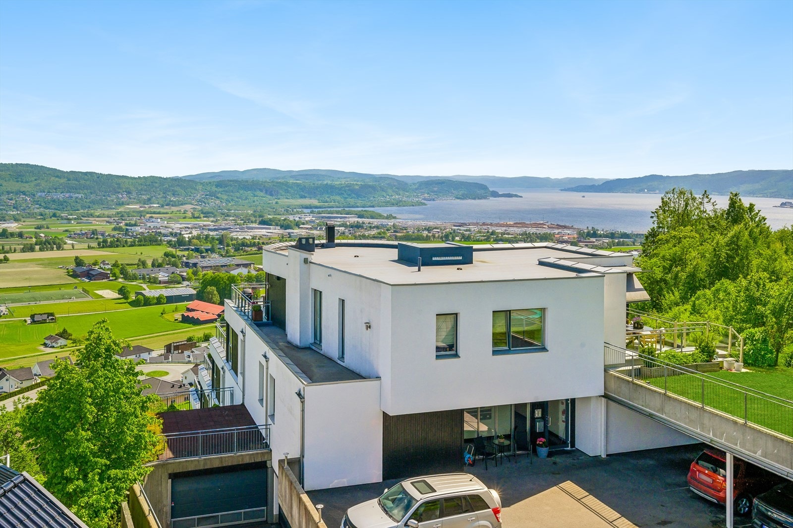 Landlig, men sentral beliggenhet med ca. 10 min. til Drammen og ca. 30 min. til Oslo med bil. Galleribilde