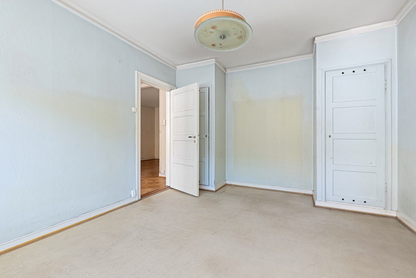 Det ene av leilighetens to soverom, med et plassbygd garderobeskap. Galleribilde