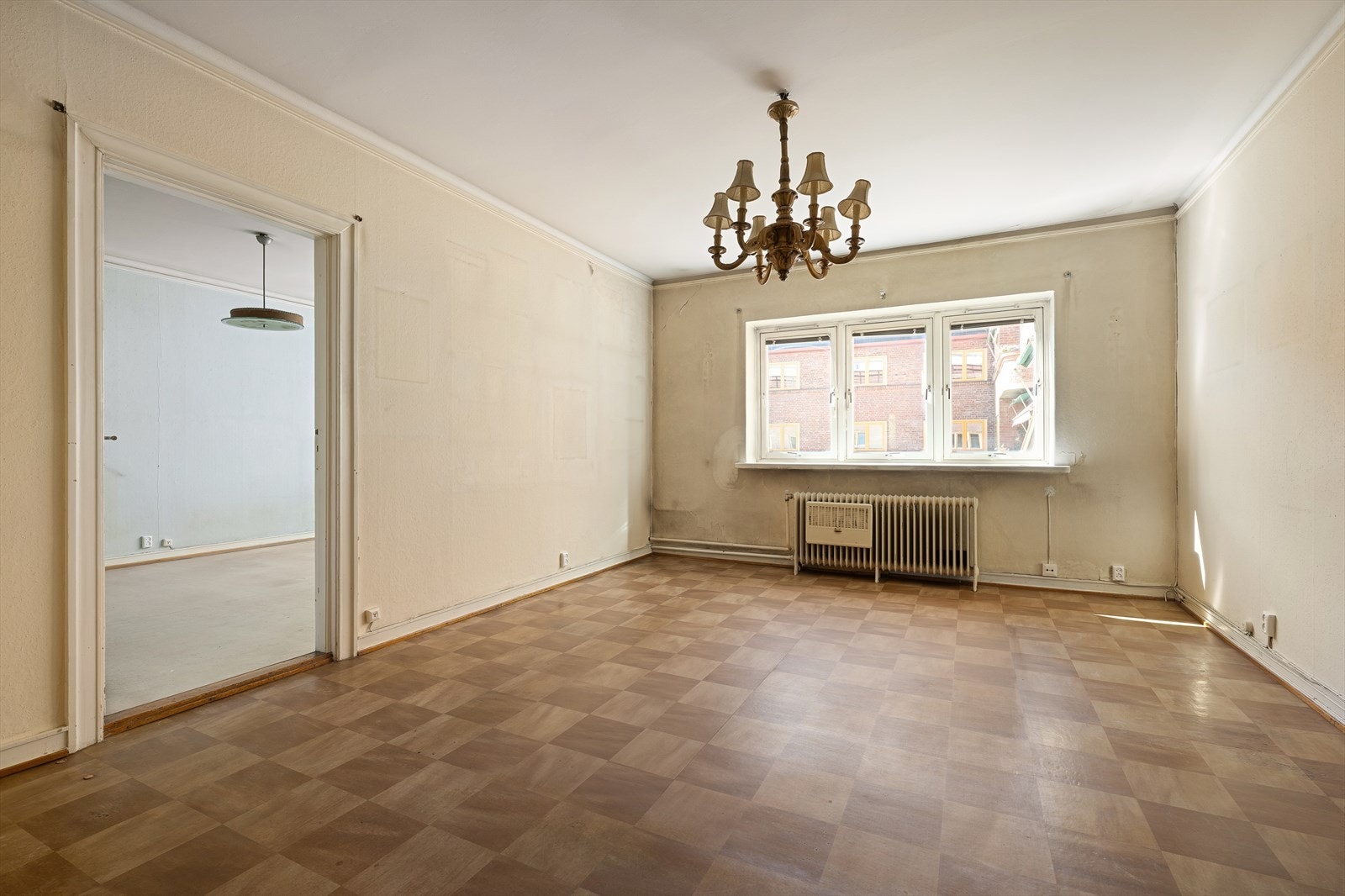 Romslig stue med plass til både sofagruppe og spisebord. Galleribilde